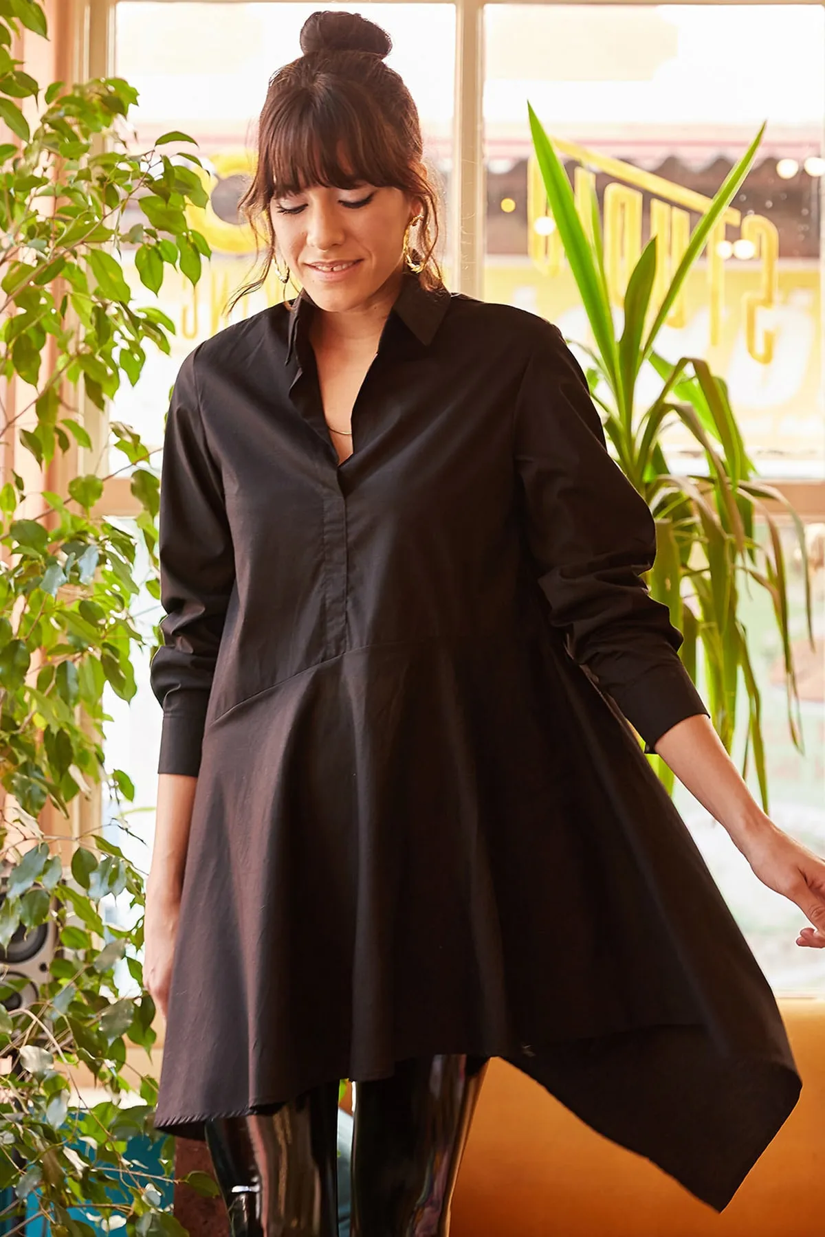 Olalook  Schwarze asymmetrische Tunika mit Hemdkragen für Damen TNK-19000034