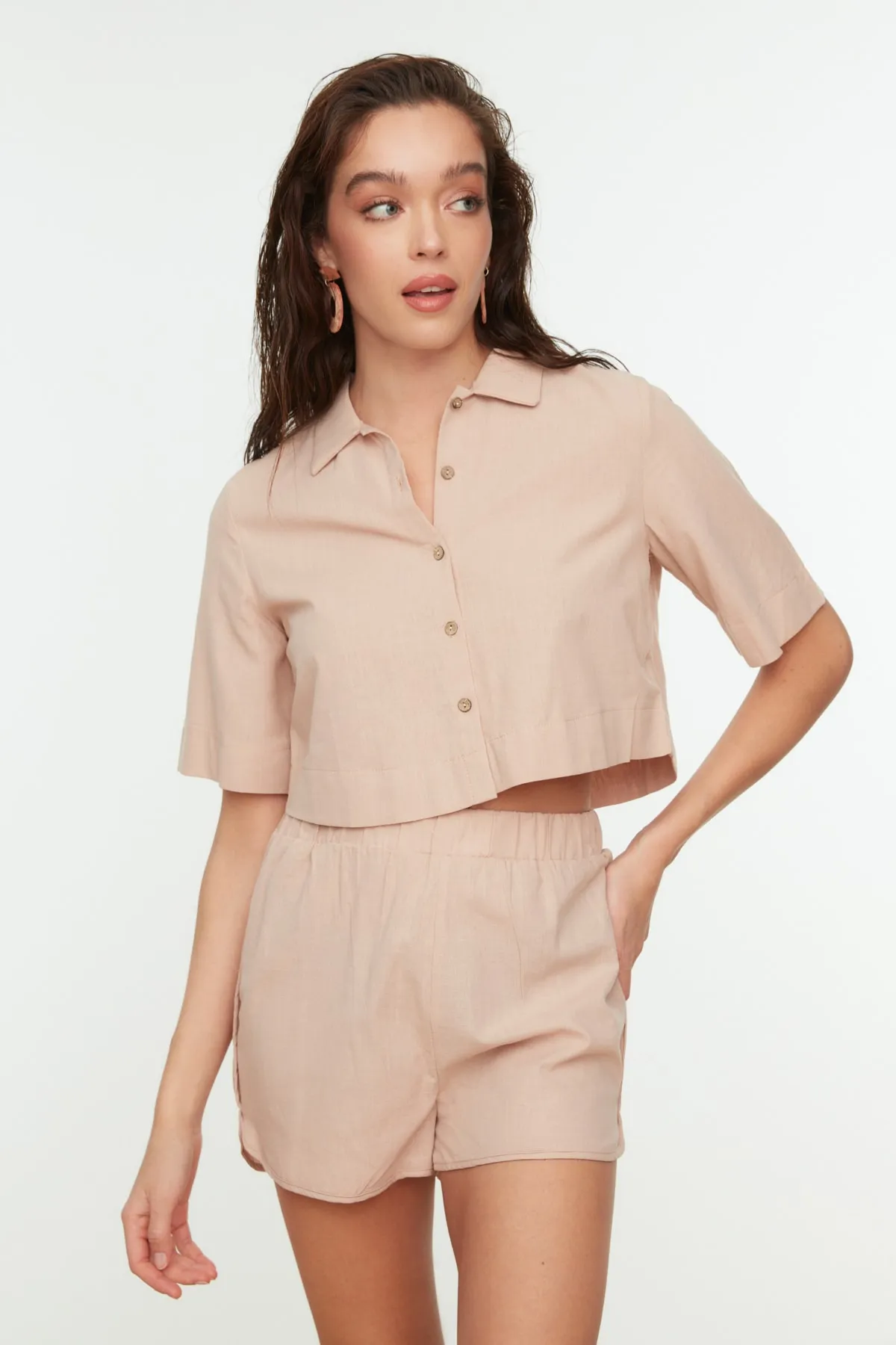 Trendyol Collection  Beiges Strandshorts-Set mit Kragen und Strandoberteil und -unterteil TBESS21AU0168