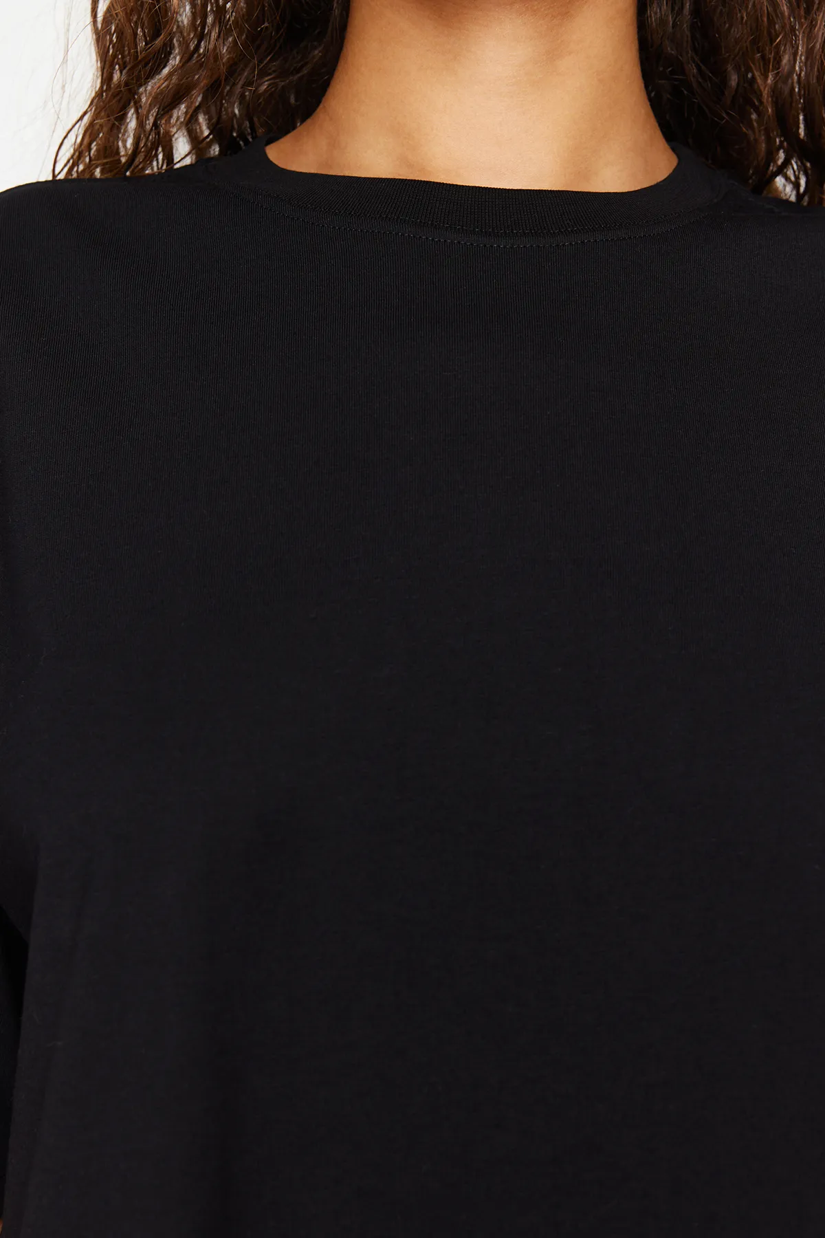 Trendyol Collection  Schwarzes Premium-Strick-T-Shirt mit Rundhalsausschnitt aus 100 % Baumwolle in Übergröße/weiter Passform TWOSS23TS00040