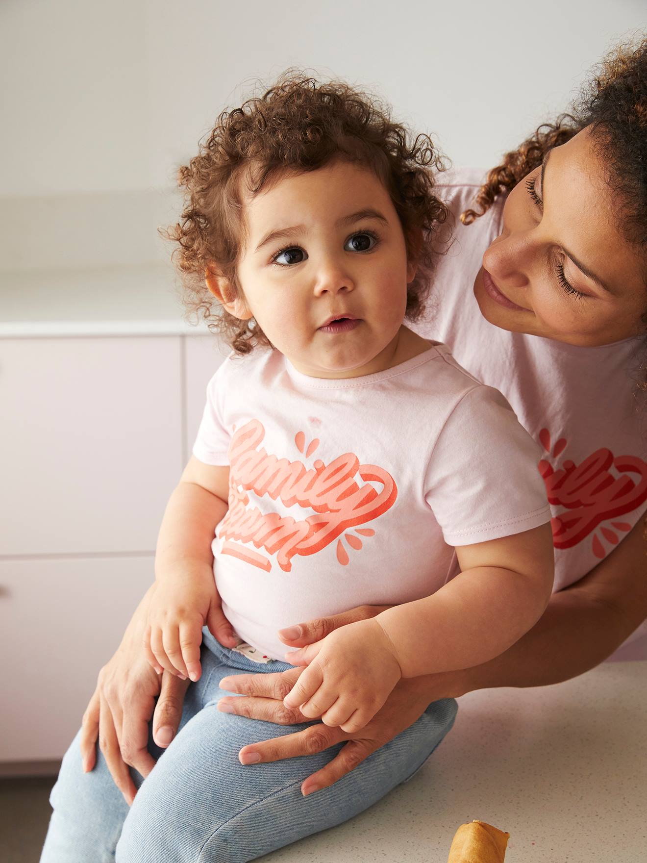 Tee-shirt fille Family team collection capsule vertbaudet et Studio Jonesie en coton bio rose