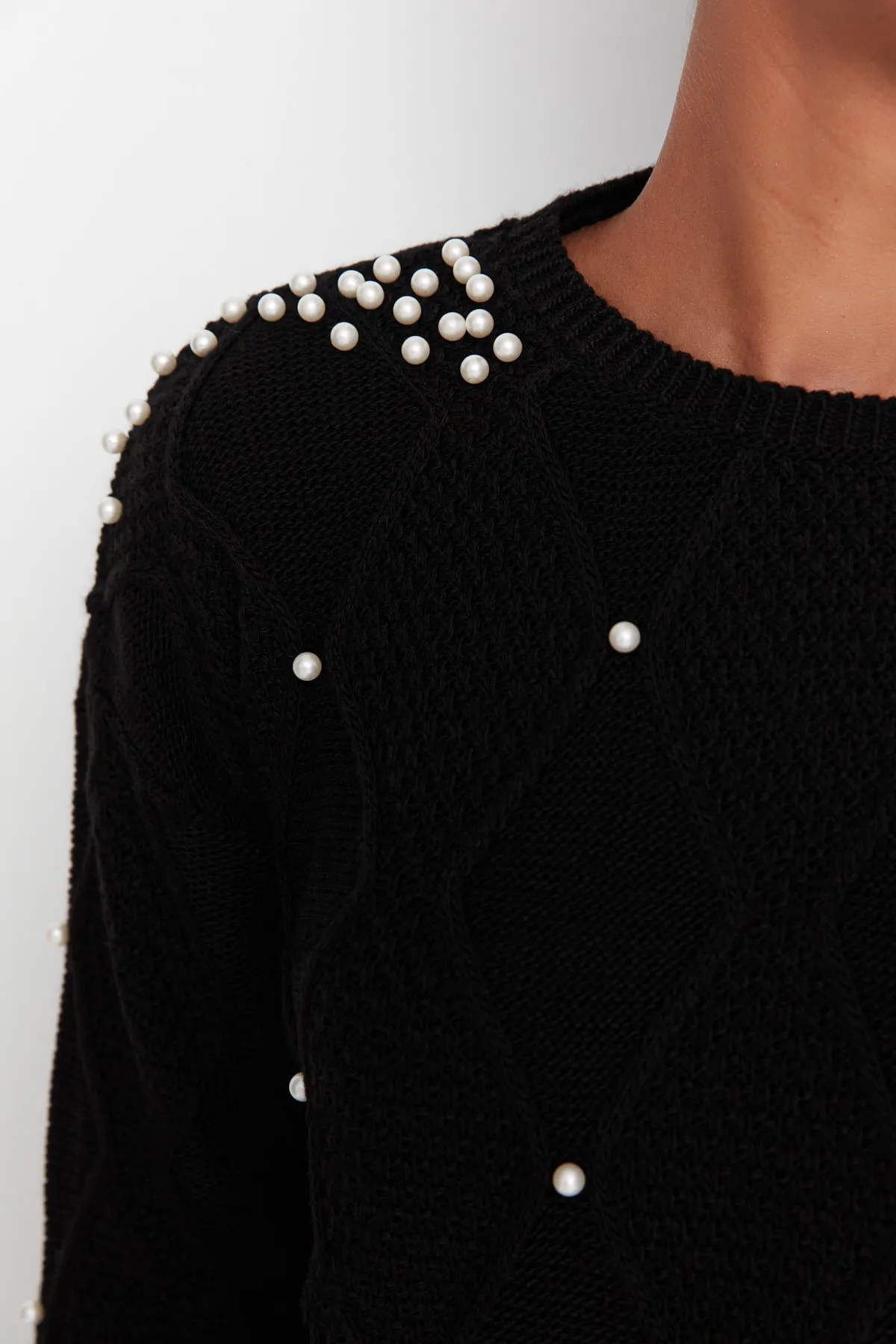 Trendyol Collection  Schwarzer Strickpullover mit detailliertem Muster TWOAW23KZ00423