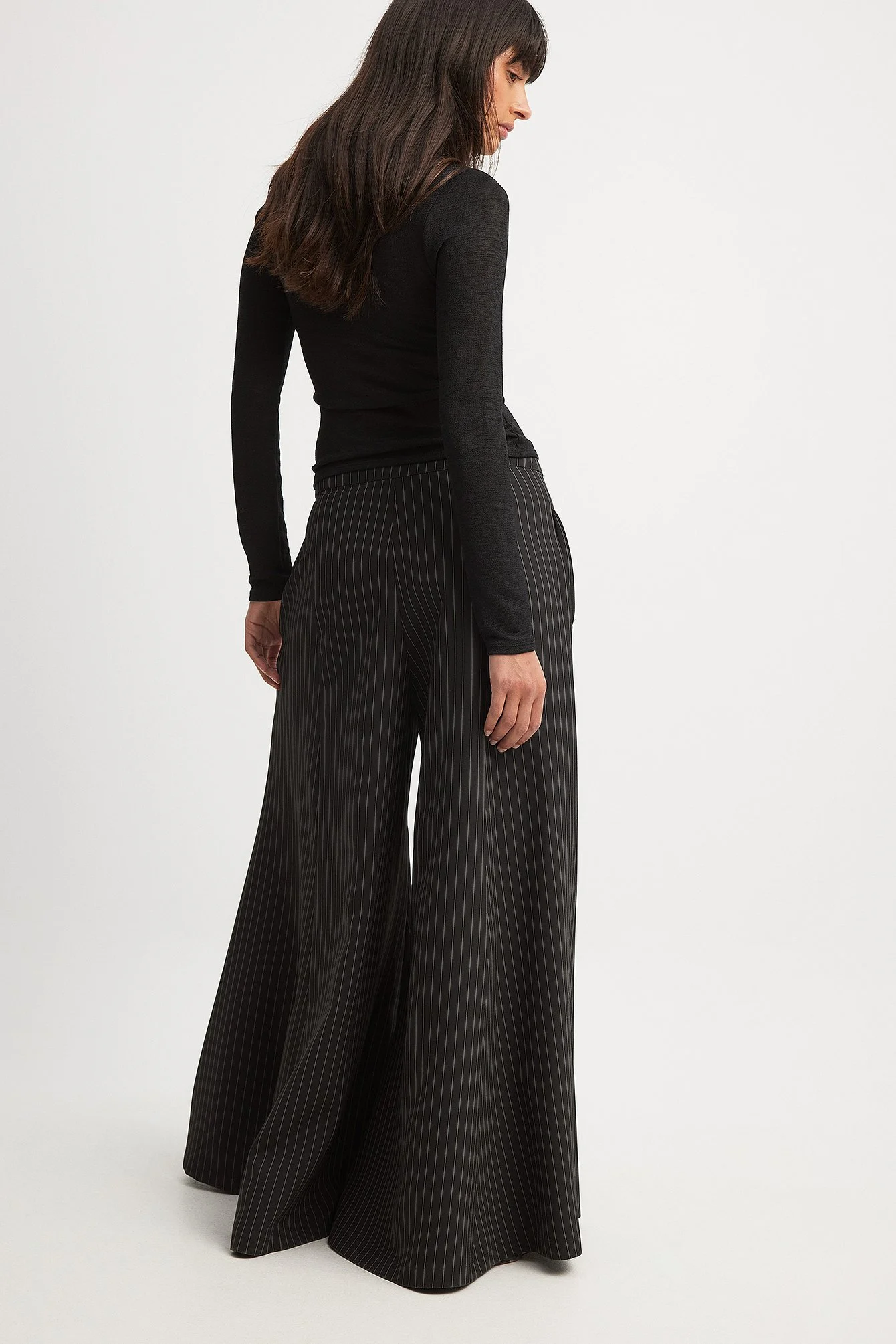 Weite Hose mit Nadelstreifen und mittlerem Bund