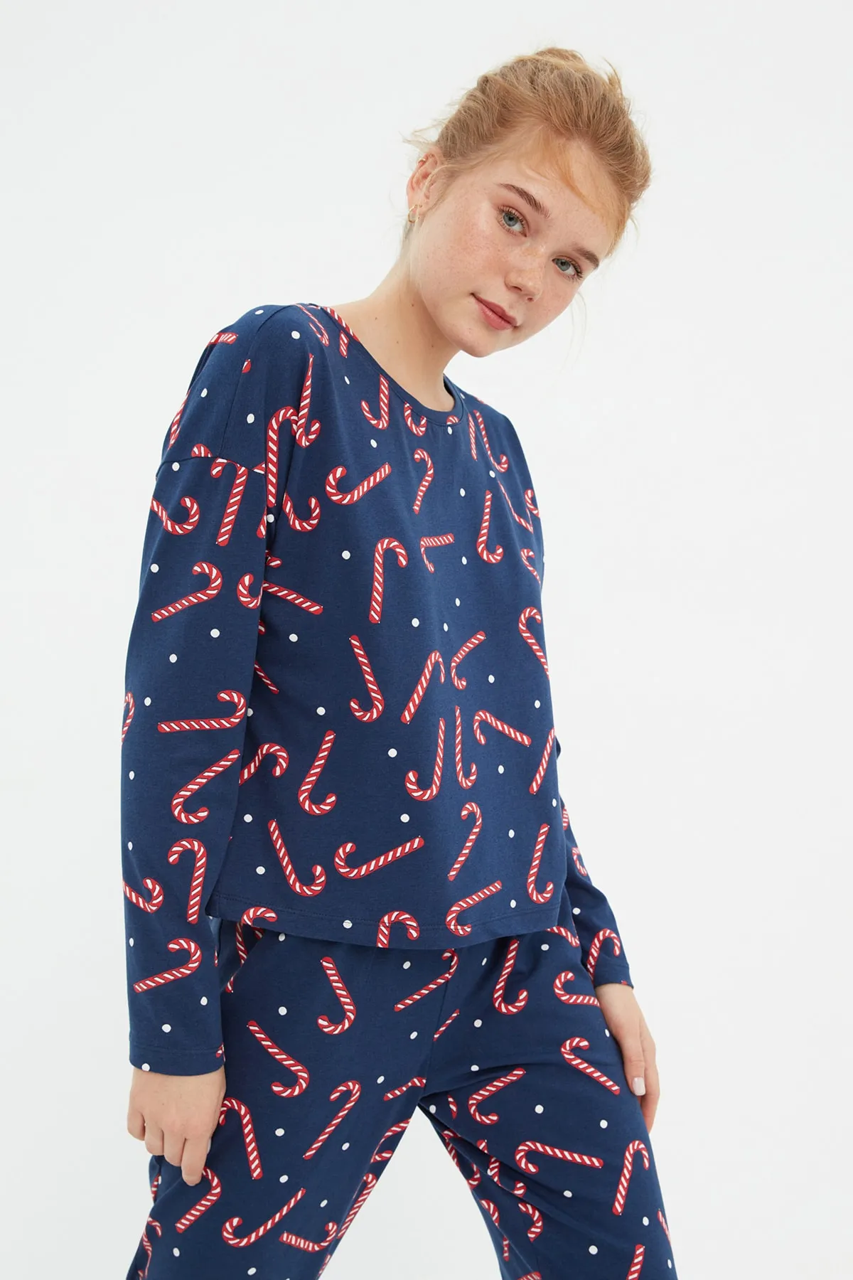 Trendyol Collection  Marineblaues T-Shirt-Jogger-Strick-Pyjama-Set aus 100 % Baumwolle mit Neujahrsmotiv THMAW21PT0771