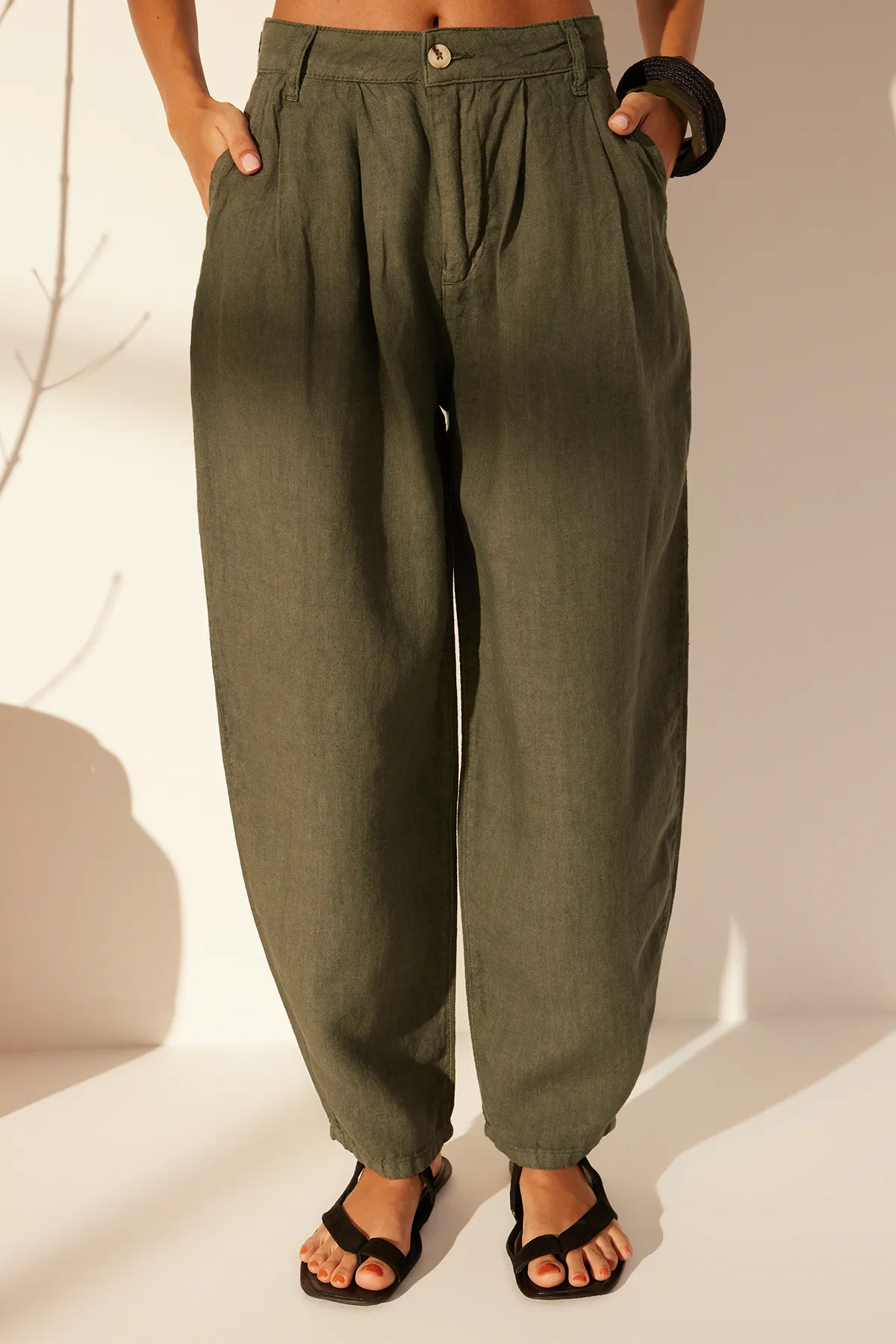 Trendyol Collection  Grüne Hose aus 100 % Leinen mit hoher Taille TWOSS24JE00243