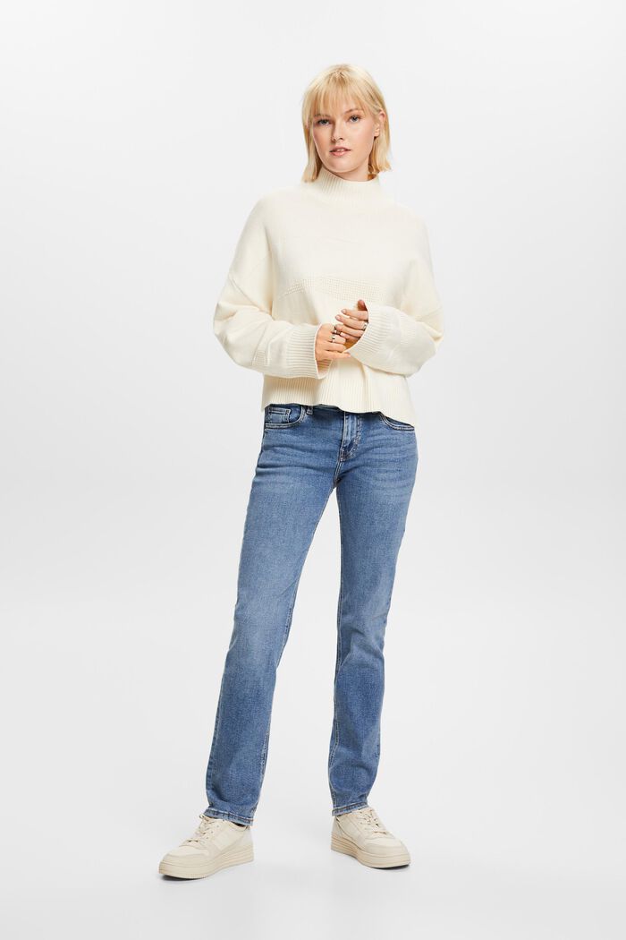 Recycelt: Gerade Jeans mit mittelhohem Bund