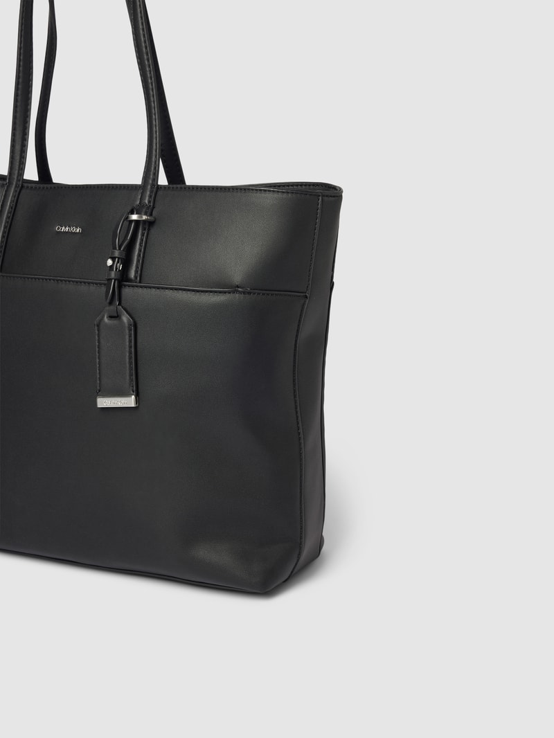 Shopper mit Label-Detail in schwarz