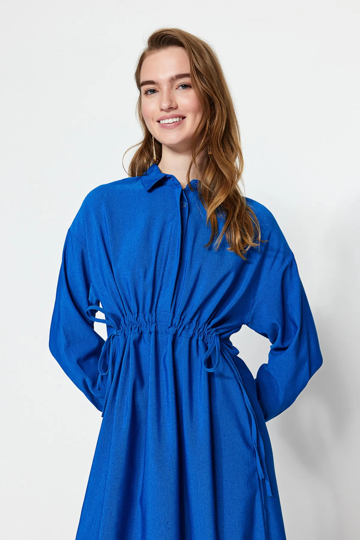 Trendyol Modest  Saks Gather – Kleid aus Leinenmischgewebe mit detaillierter halber Knopfleiste TCTSS23EB00274