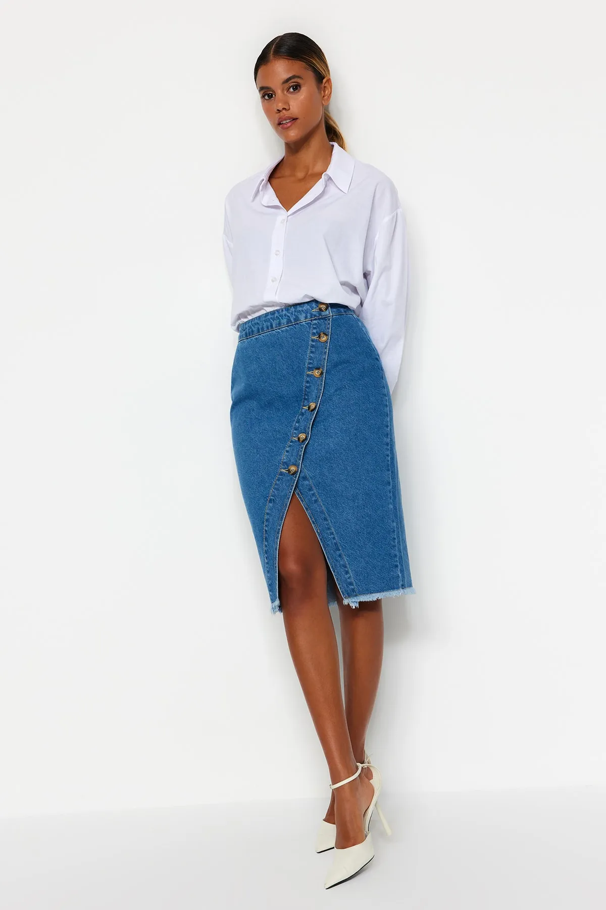 Trendyol Collection  Blauer Midi-Jeansrock mit Schlitz und Knopfdetail TWOSS20ET0494