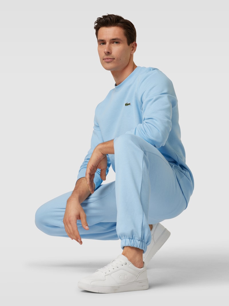 Regular Fit Sweatpants mit Label-Patch in hellblau
