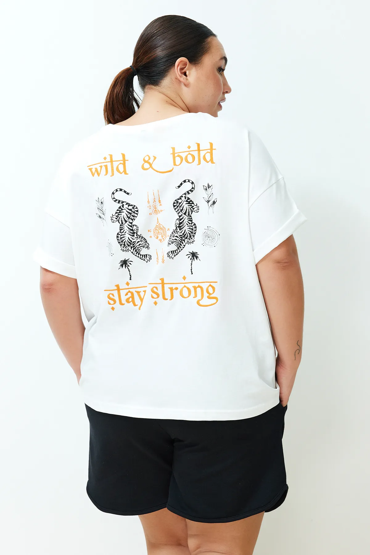 Trendyol Curve  Ecru Unisex-Übergröße, bequemes Paar-Strick-T-Shirt aus 100 % Baumwolle TBSSS24BF00033