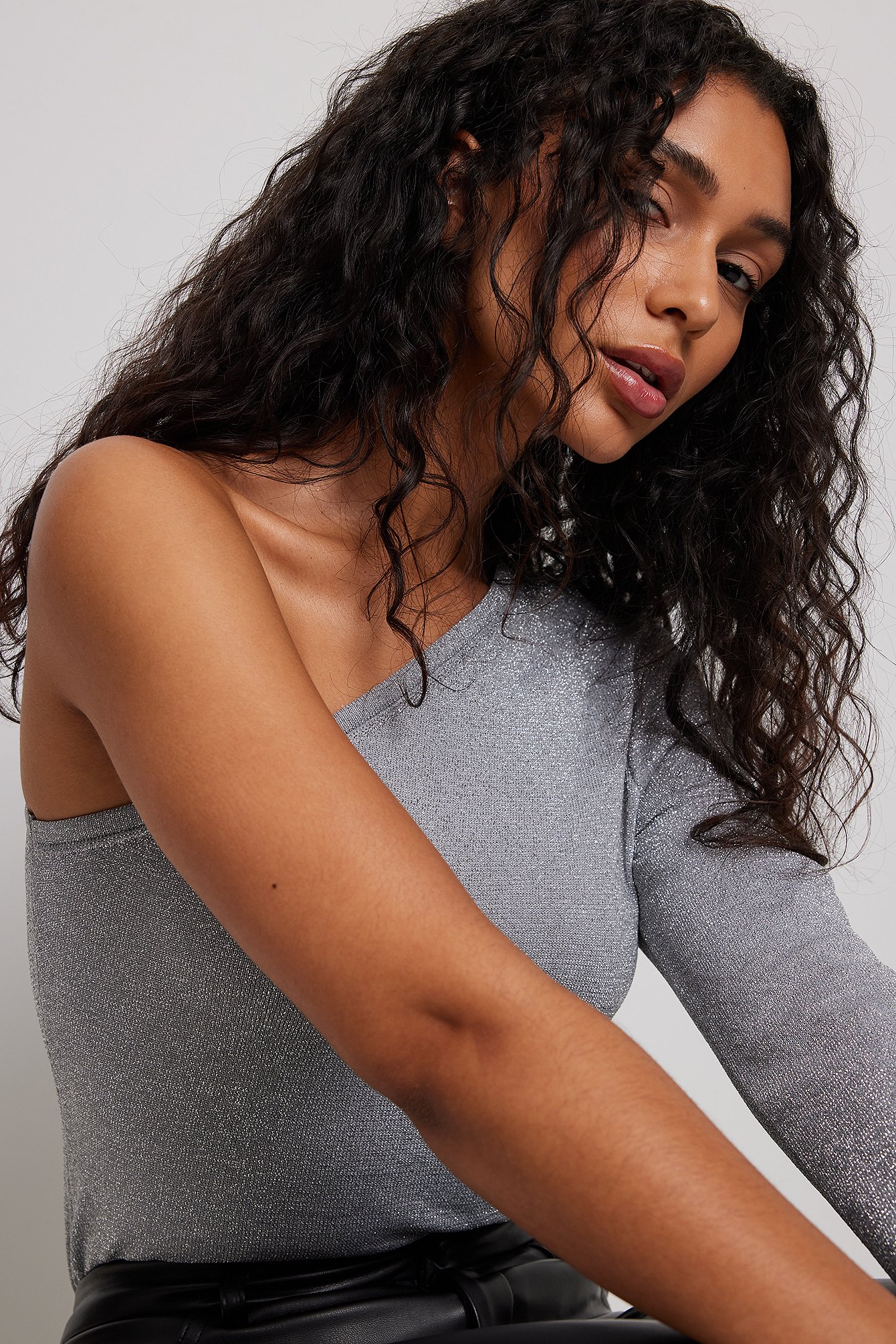 One-Shoulder-Top aus Glitzerstrick