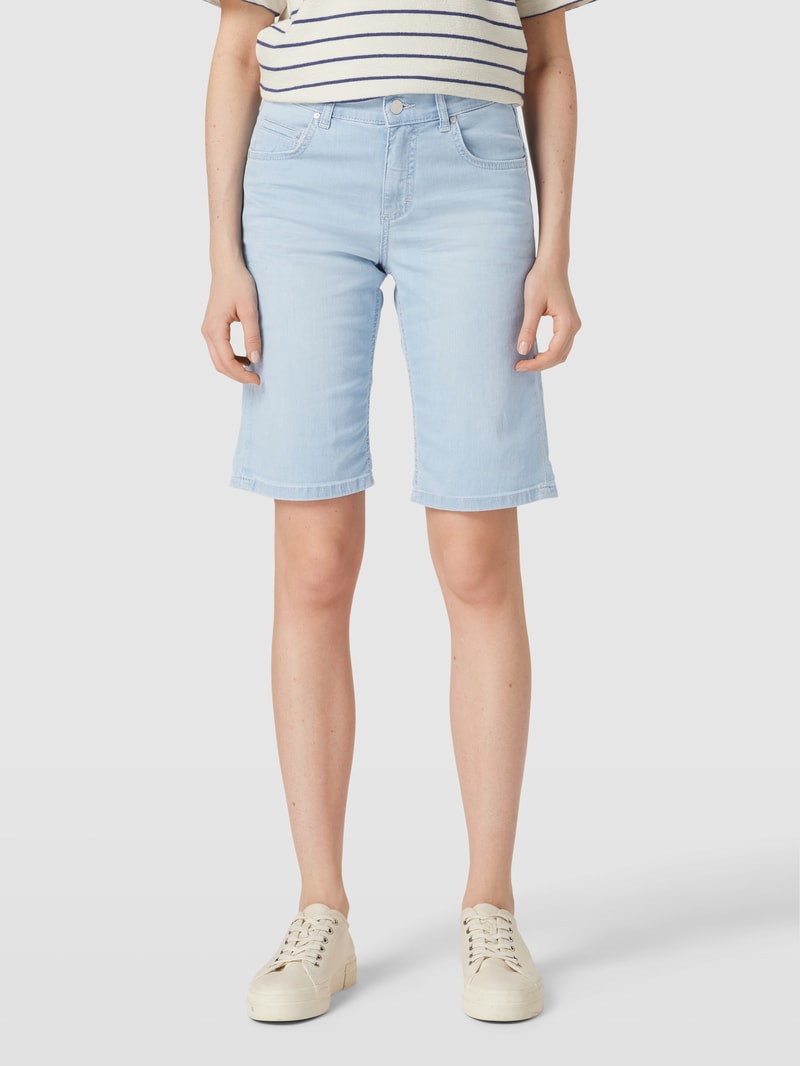 Jeansshorts mit Label-Patch in hellblau