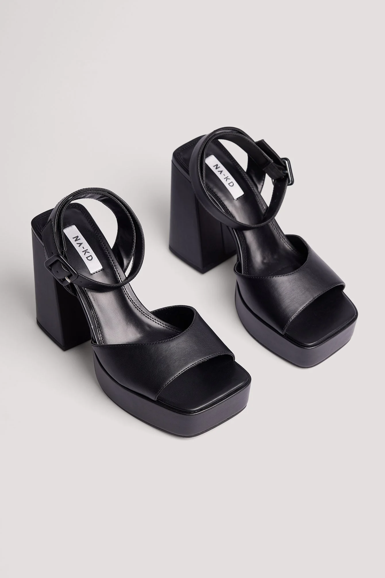 Plateau Heels mit klobiger Schnalle
