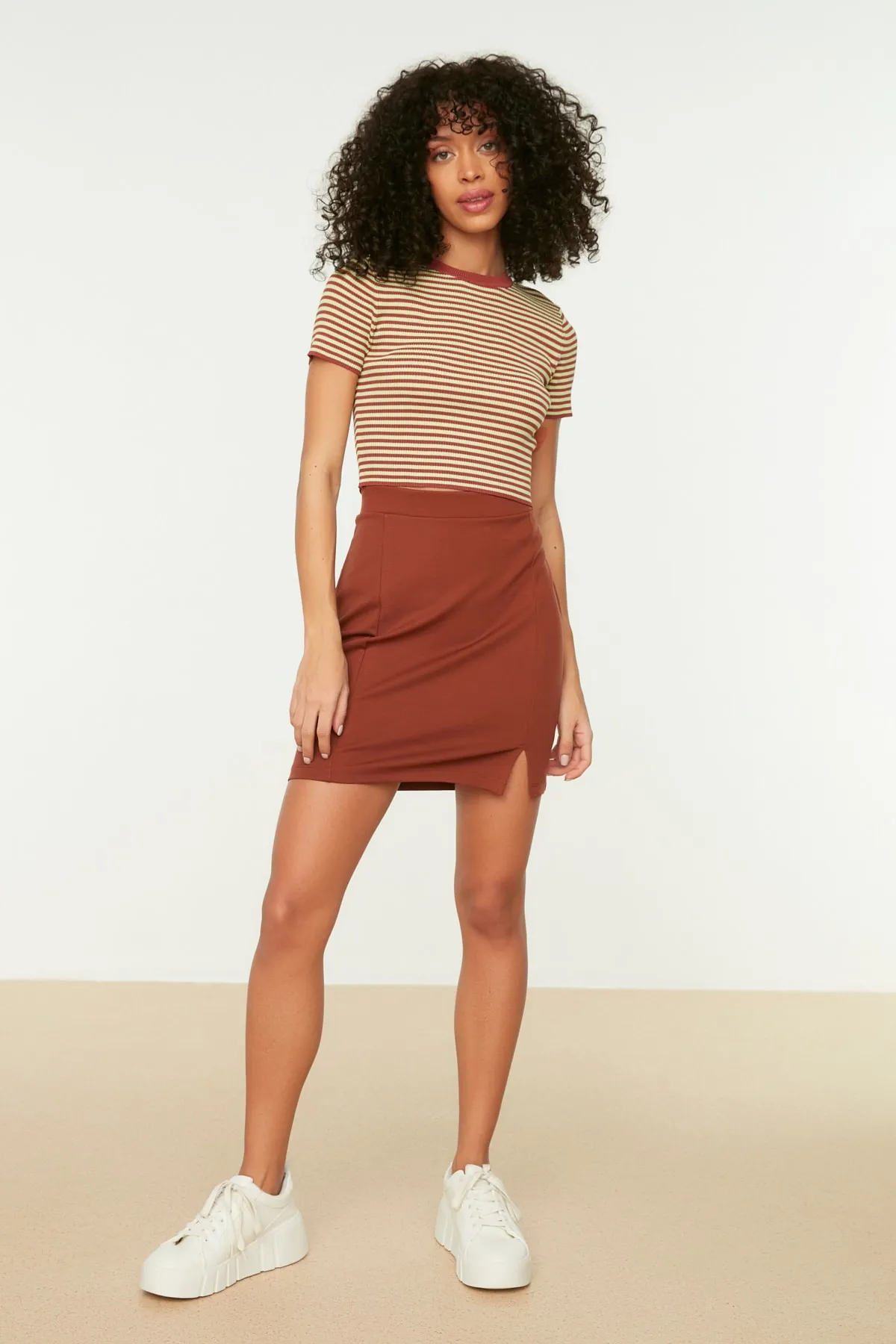 Trendyol Collection  Zimtfarbener Mini-Strickrock mit Schlitz TWOAW21ET0660