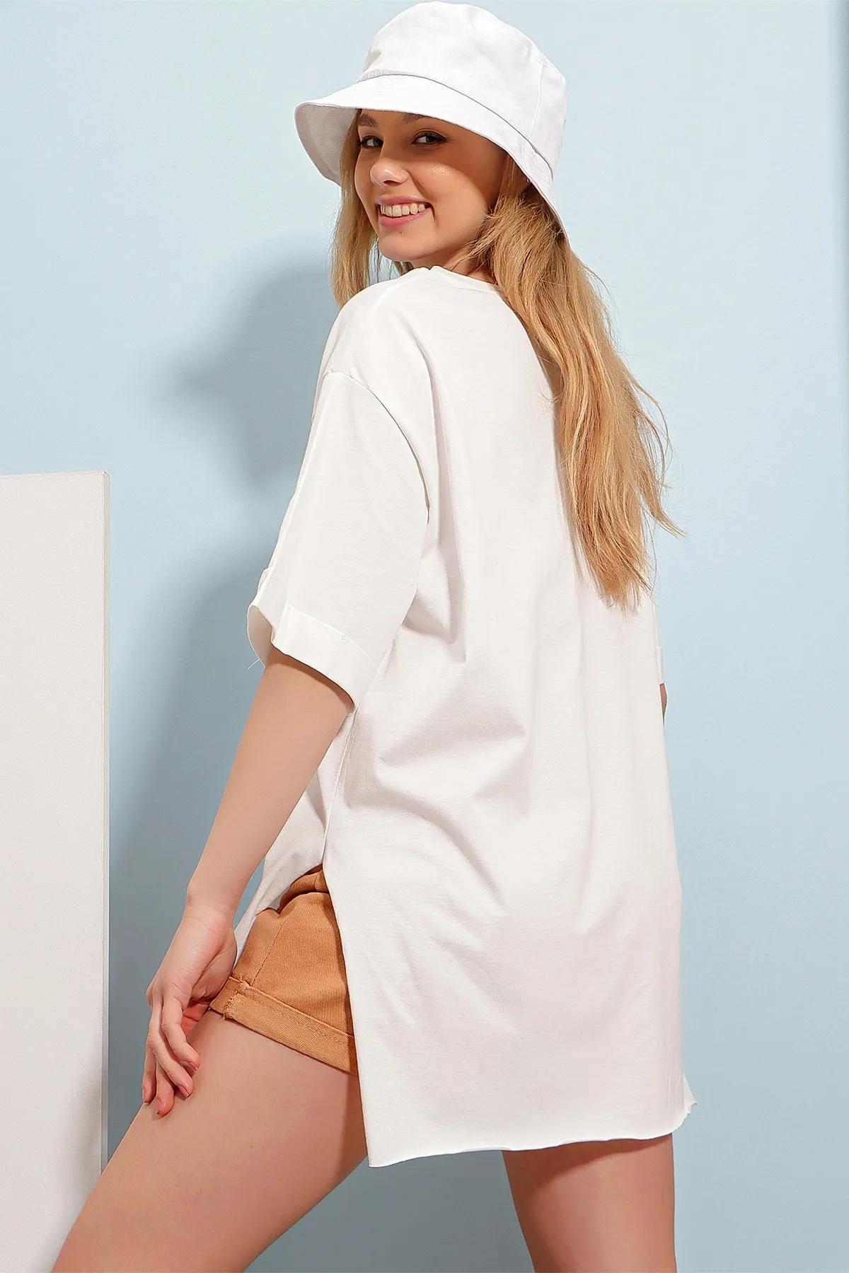 Trend Alaçatı Stili  Weißes Damen-T-Shirt mit Rundhalsausschnitt, Giraffen-Stickerei, besticktem, lasergeschnittenem Oversize-T-Shirt ALC-X8475