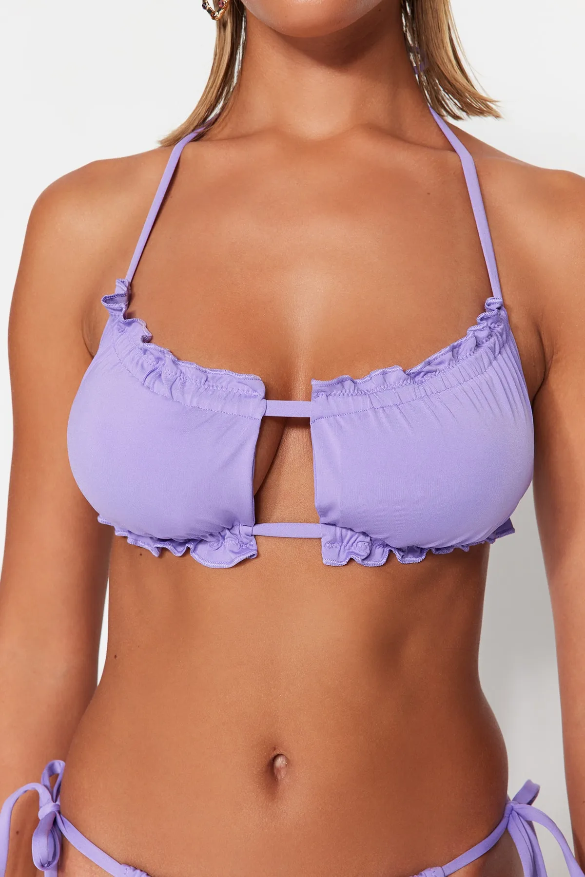Trendyol Collection  Lilafarbenes, trägerloses Bikinioberteil mit Ausschnitt/Fenster TBESS23BU00335