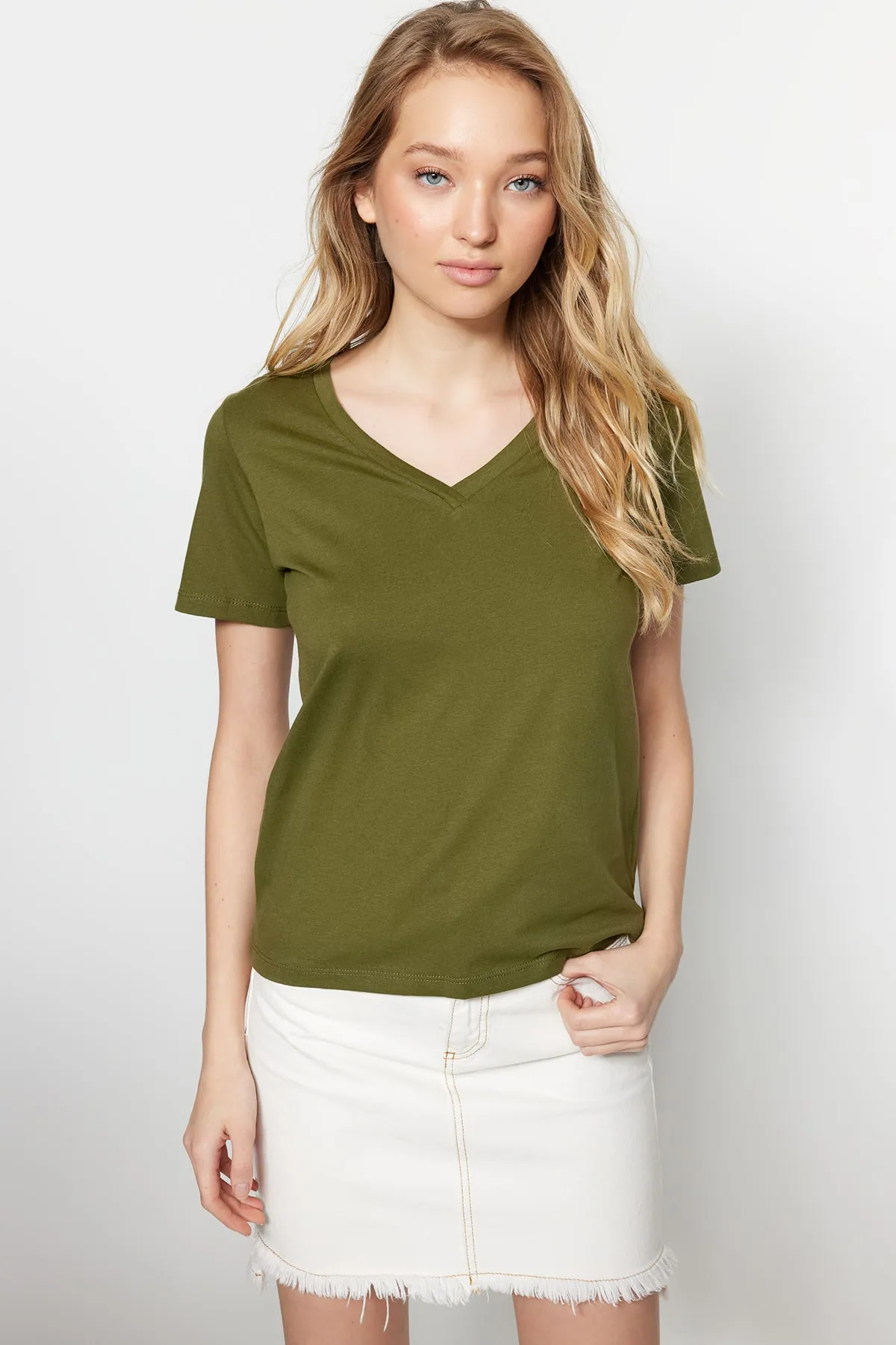 Trendyol Collection  Khaki-Beige, 100 % Baumwolle, 2er-Pack Basic-Strick-T-Shirts mit V-Ausschnitt TWOSS23TS00002