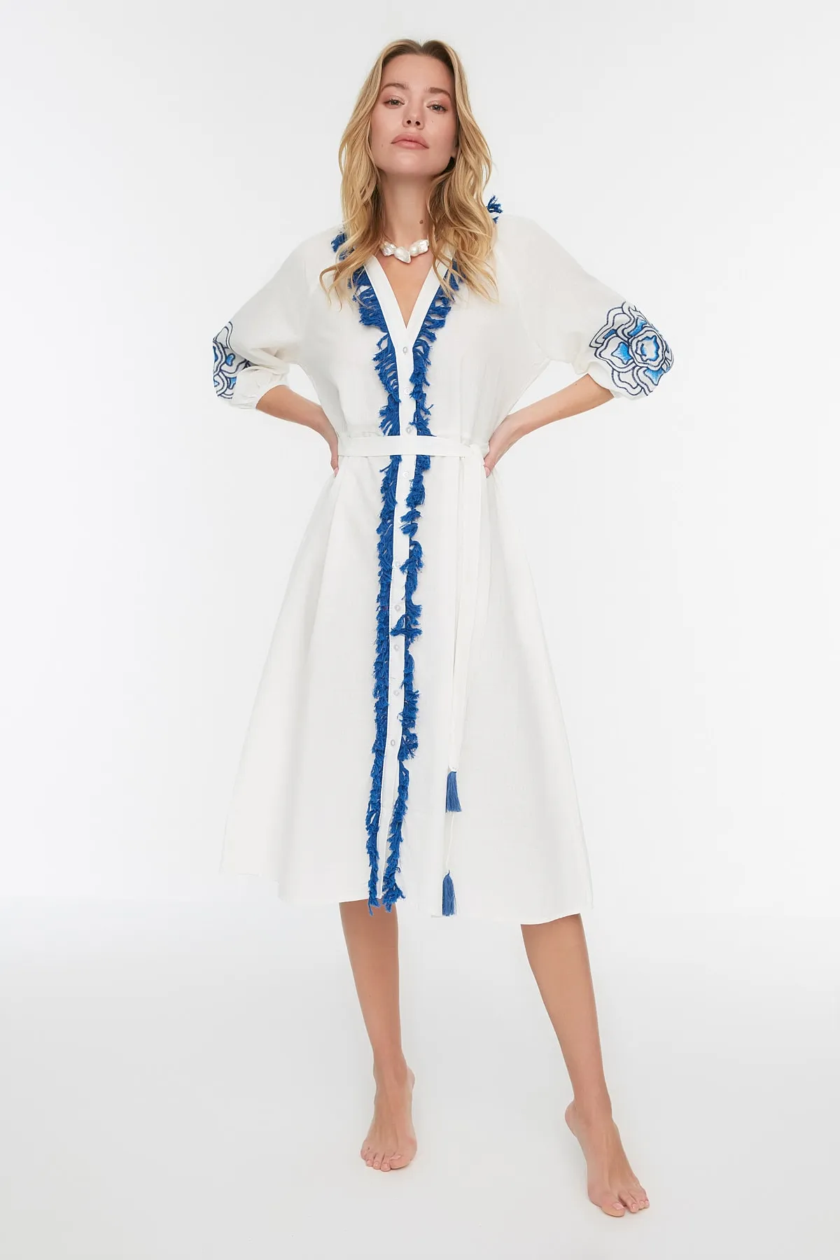 Trendyol Collection  Weißes Midi-Strandkleid aus 100 % Baumwolle mit gewebten Quasten TBESS21EL4003