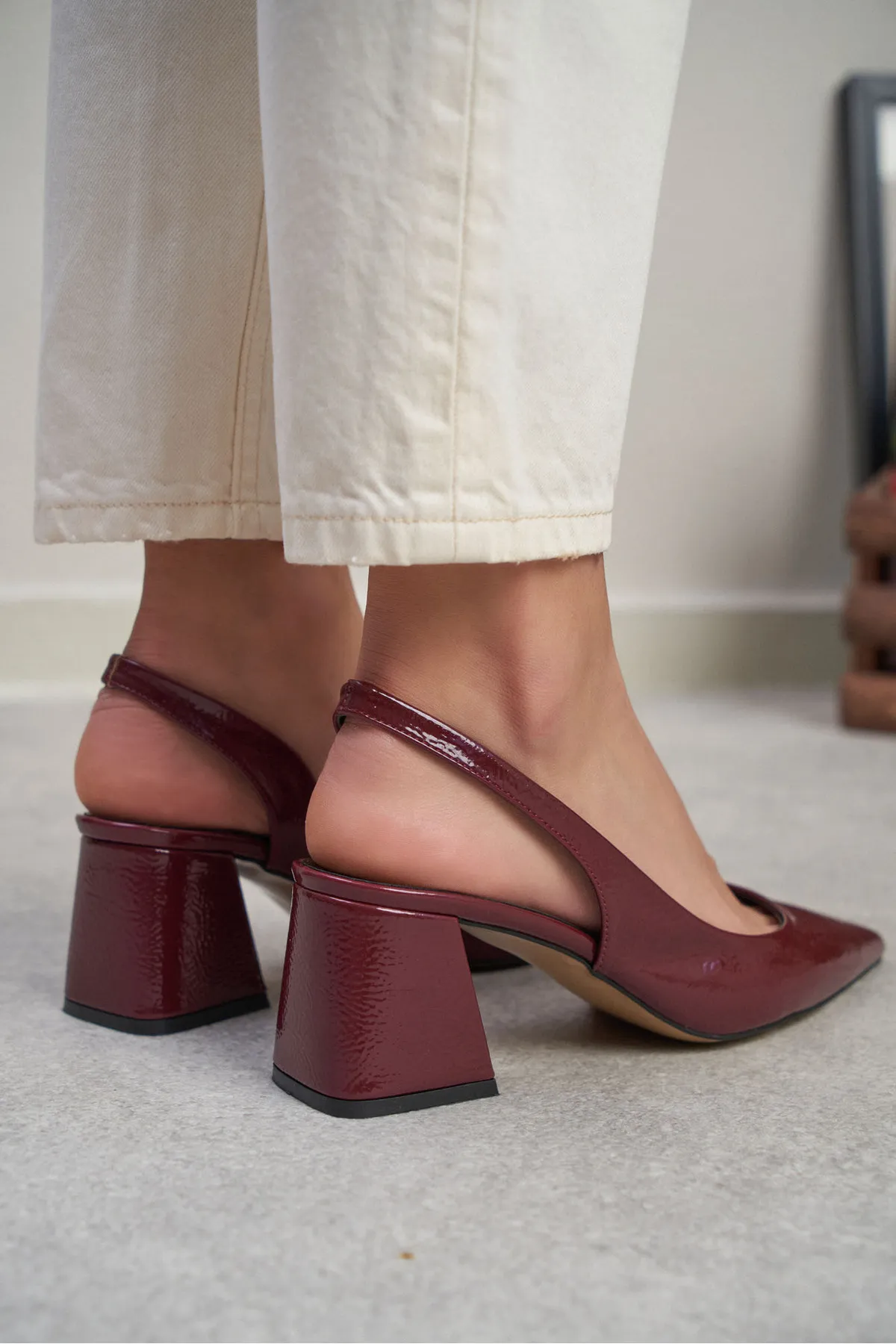 NİŞANTAŞI SHOES  Owen Claret Damen-Schuhe mit Absatz aus rotem Lackleder mit Riemendetail hinten und spitzer Zehenpartie