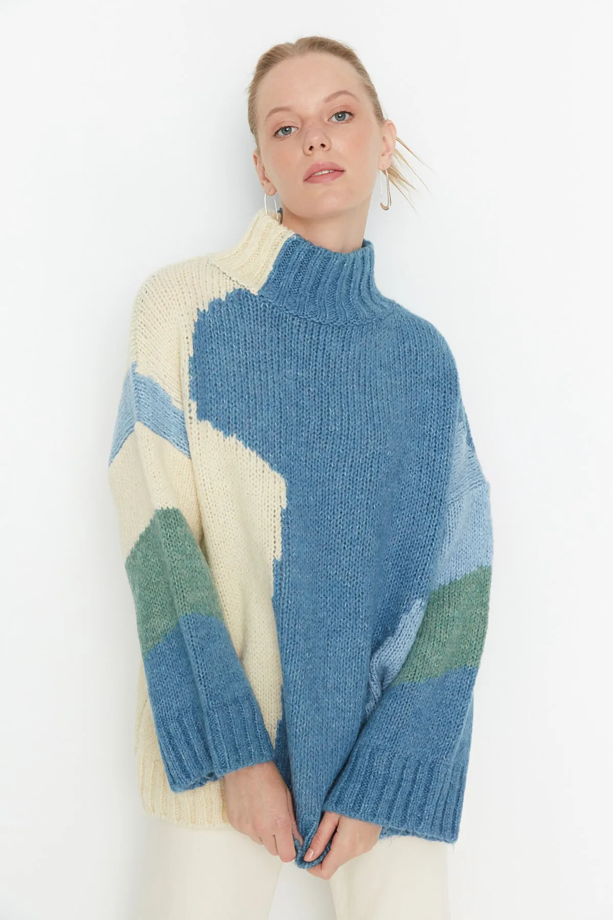 Trendyol Collection  Blauer, weich strukturierter Strickpullover mit Farbblockdesign TWOAW20XS0047