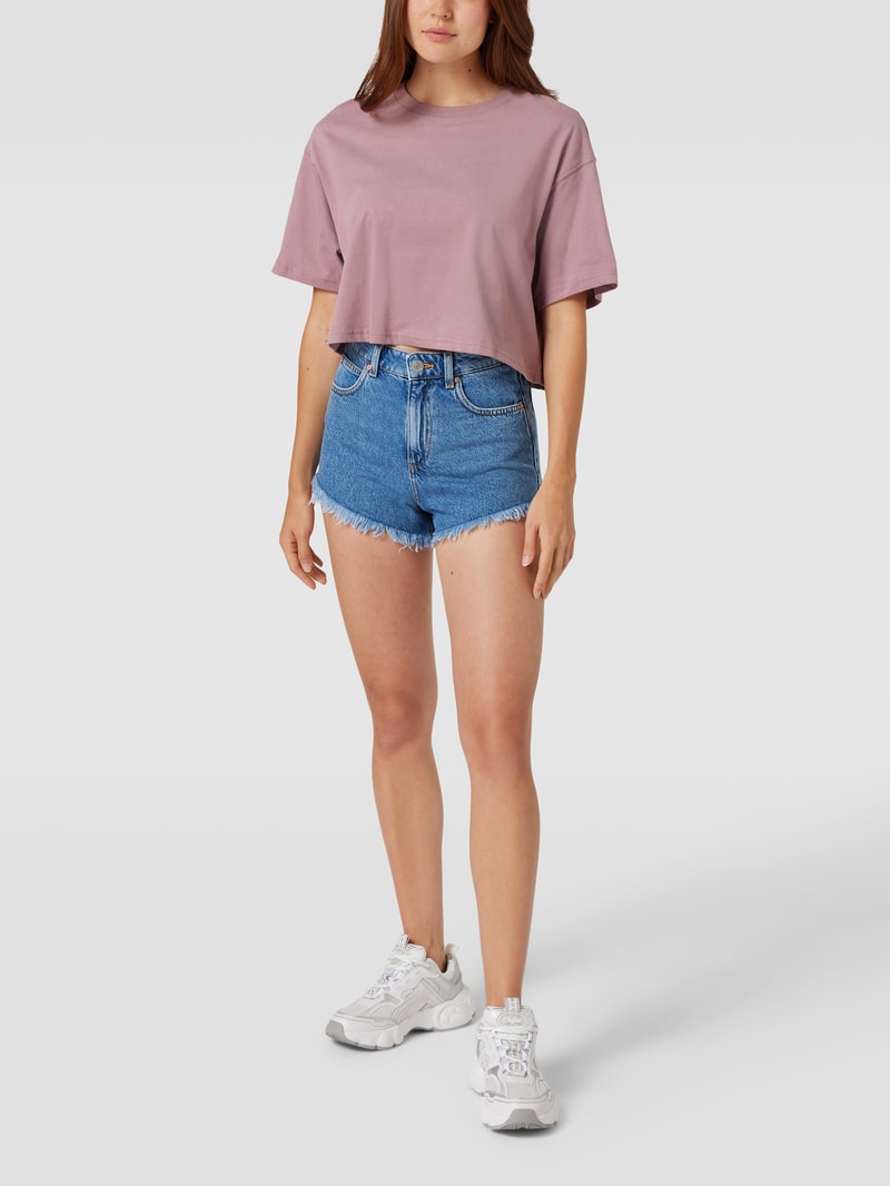 Jeansshorts mit ausgefransten Abschlüssen in blau