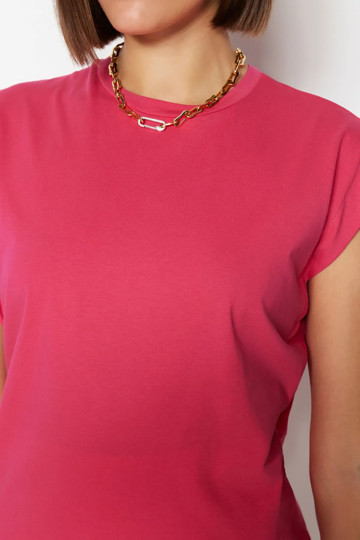 Trendyol Collection  Fuchsiafarbenes Basic-Strick-T-Shirt mit Rundhalsausschnitt aus 100 % Baumwollwatte TWOSS20TS0021
