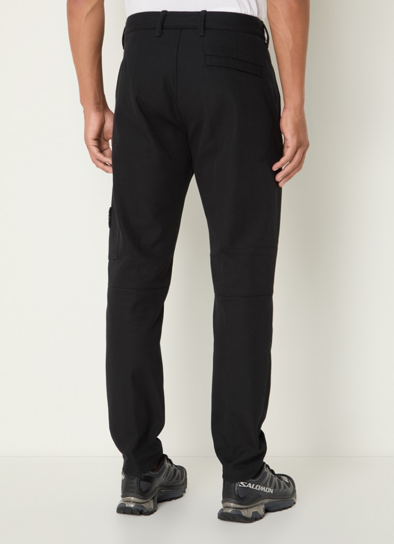 Pantaloni Stone Island 32503 slim fit, cu logo și buzunare cu fermoar.