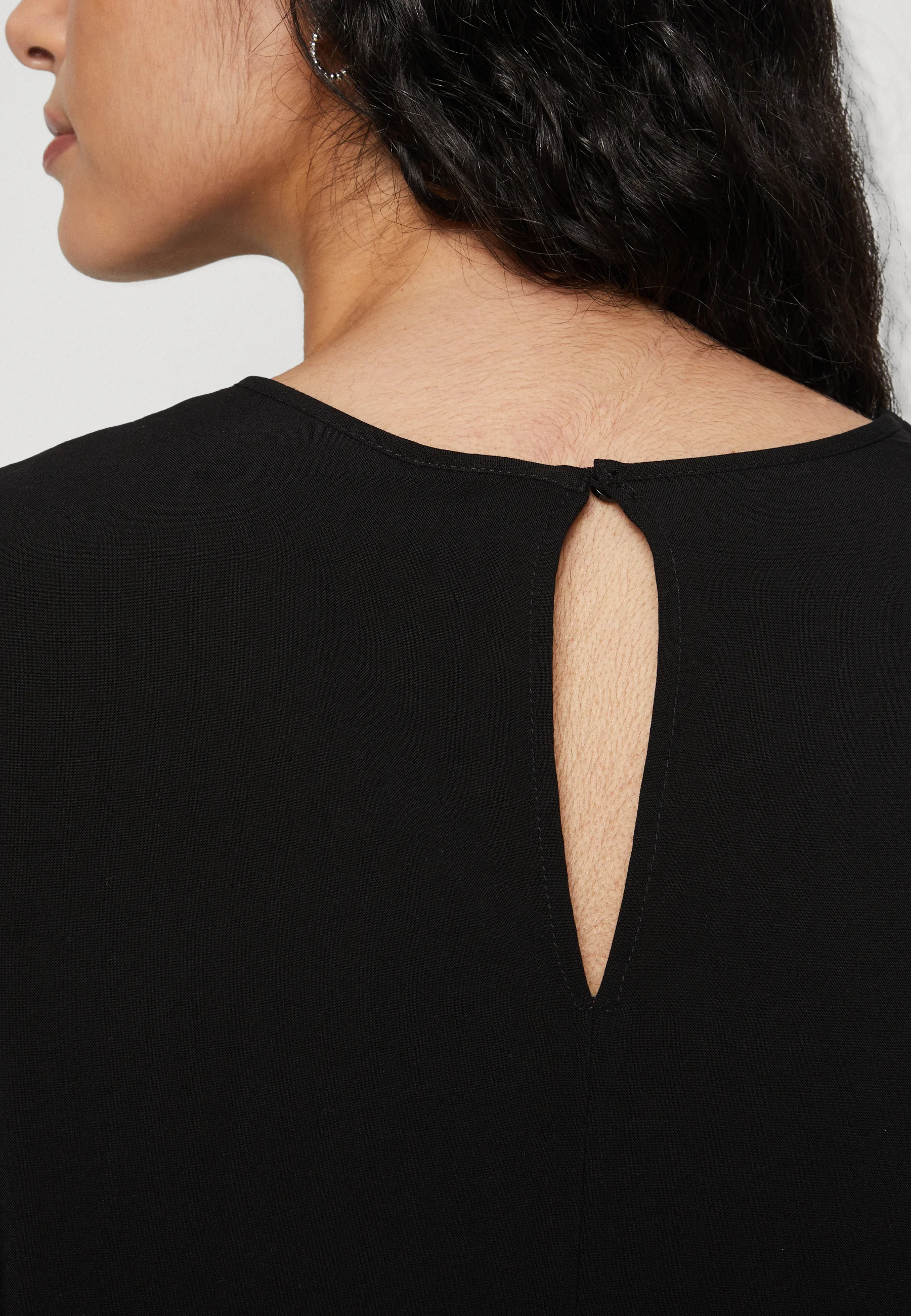 Vero Moda Petite VMLILOU O NECK DETAIL - Blusa