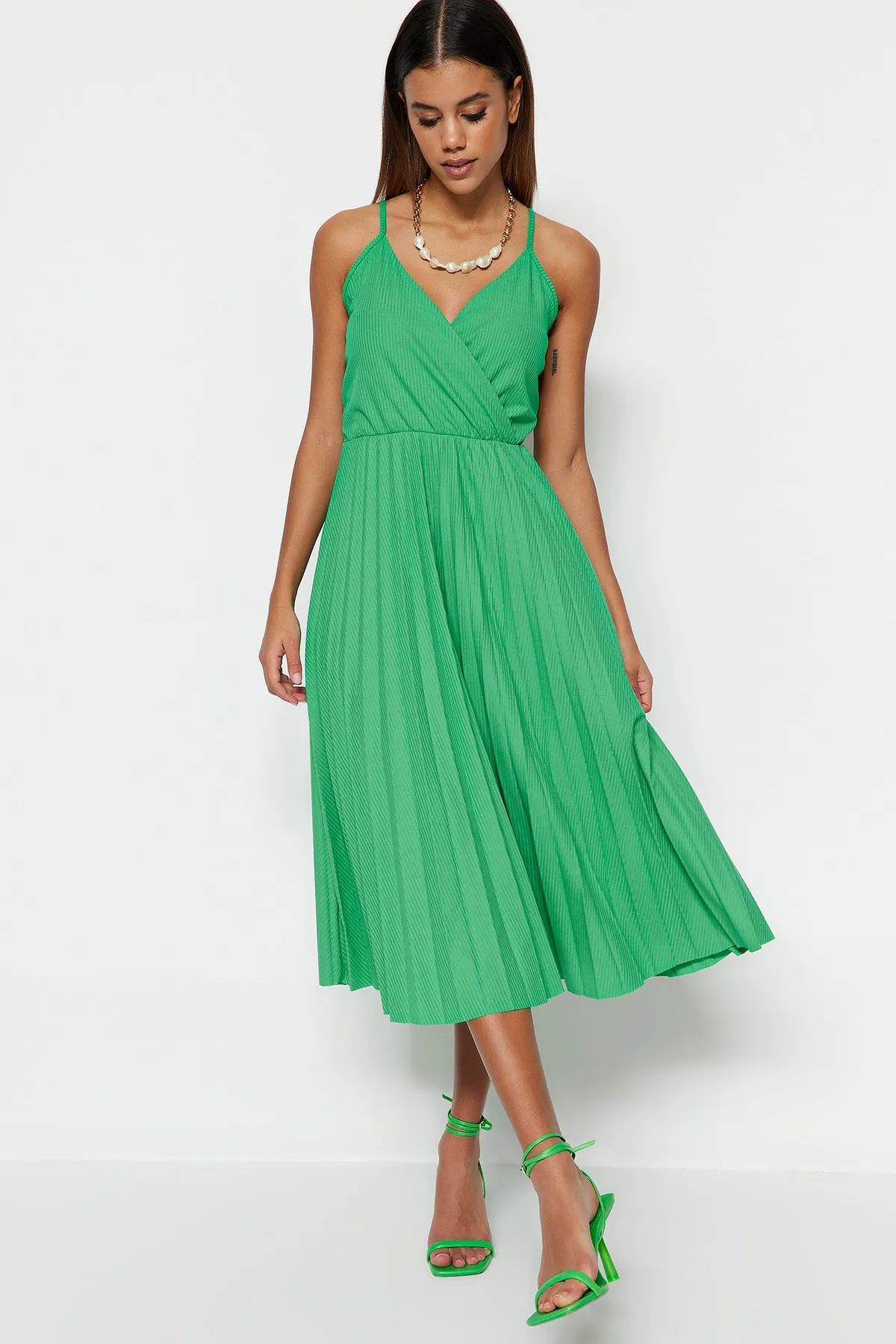 Trendyol Collection  Grünes Midi-Kleid mit offener Taille/Skater, zweireihig, plissiert, dehnbar, Strickkleid TWOSS20EL2729
