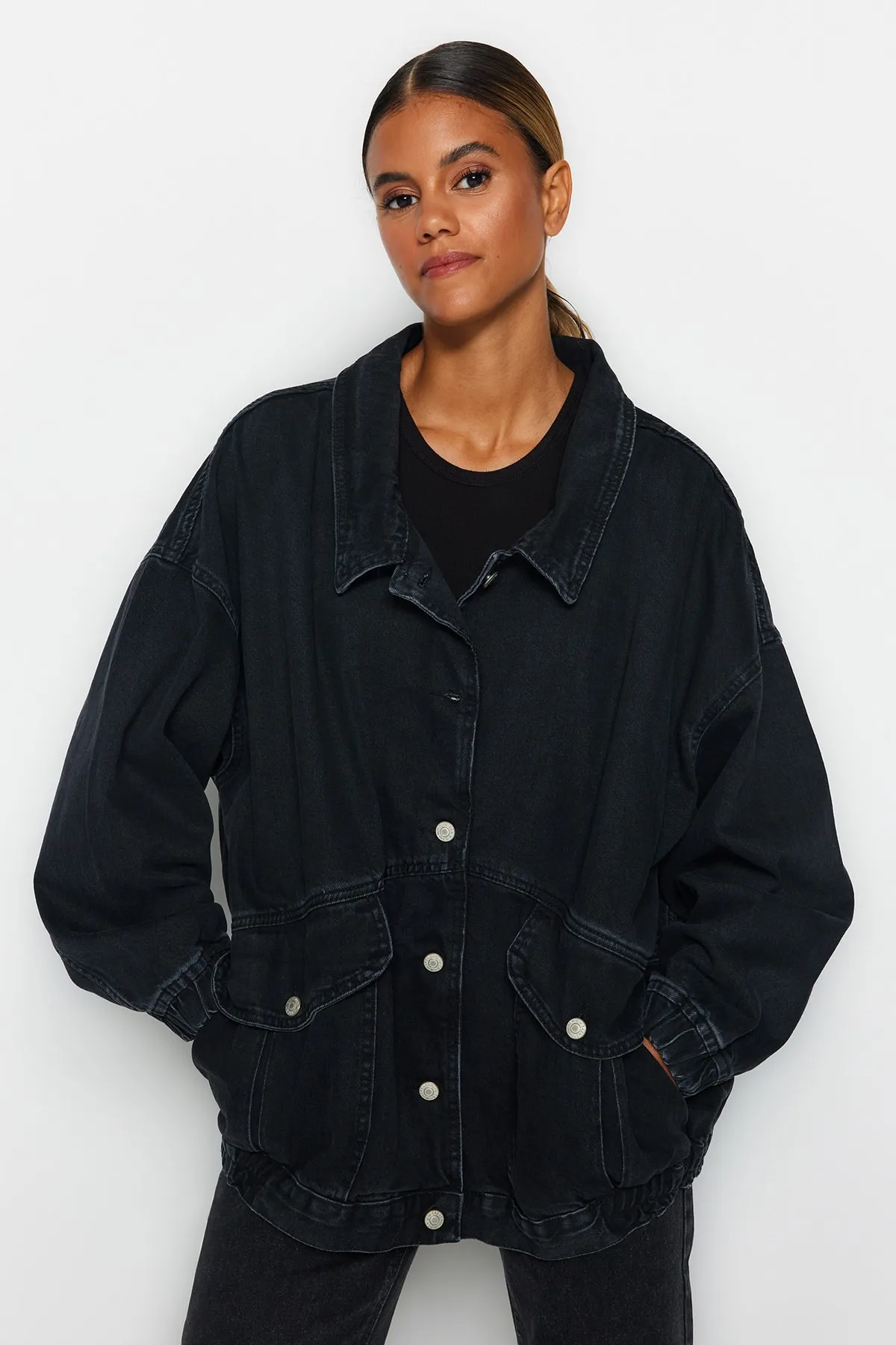 Trendyol Collection  Schwarze Oversize-Jeansjacke mit Taschendetail TWOSS21CE0289