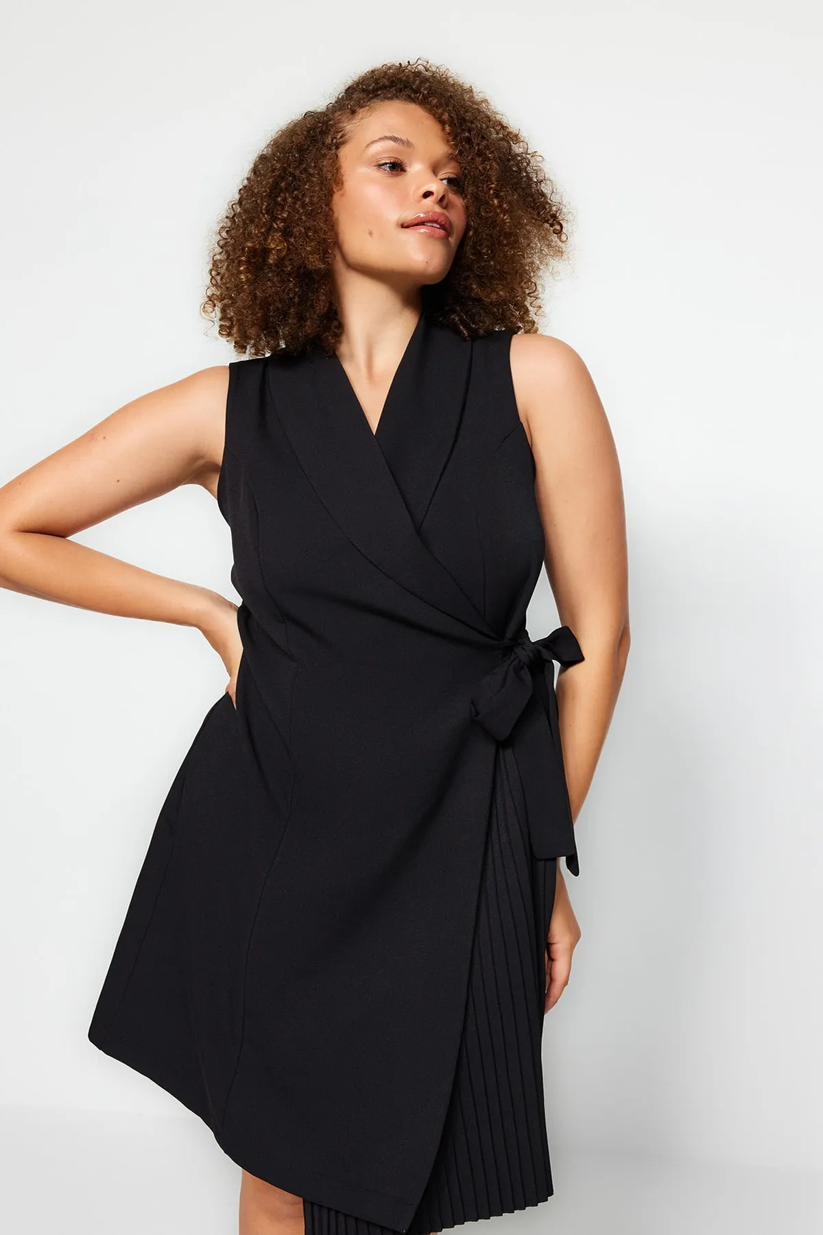 Trendyol Curve  Schwarzes gerades, zweireihiges gewebtes Kleid TBBSS23AH00254