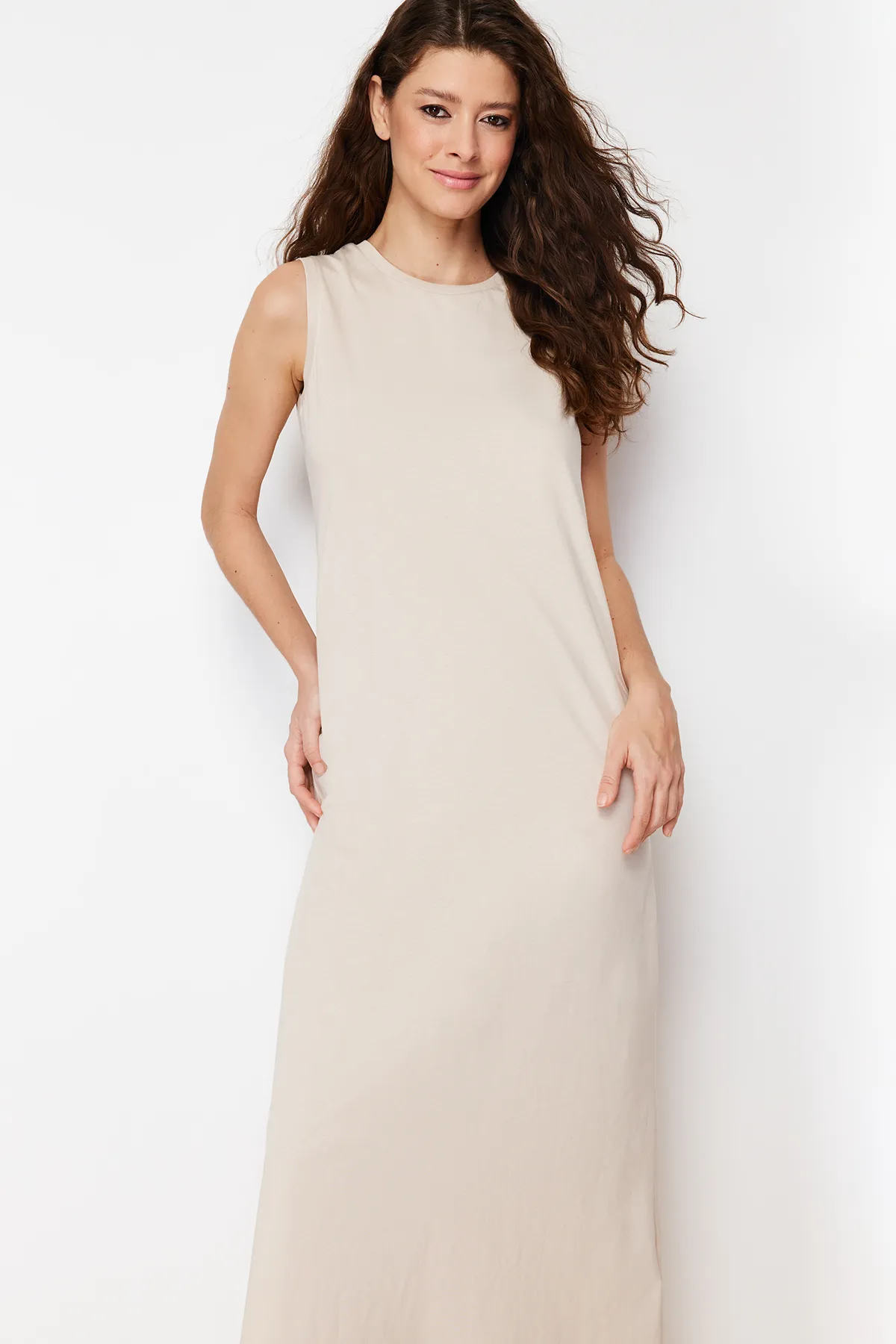 Trendyol Modest  Kamelfarbenes, ärmelloses Unterwäschekleid mit Strickfutter TCTSS23EB00362