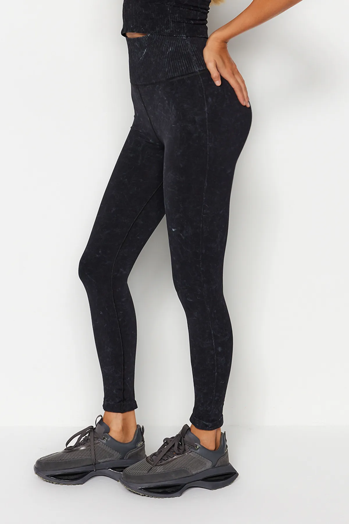 Trendyol Collection  Schwarze Seamless/Seamless Recovery Acid Washed Strick-Sport-Leggings in voller Länge THMAW24TY00012