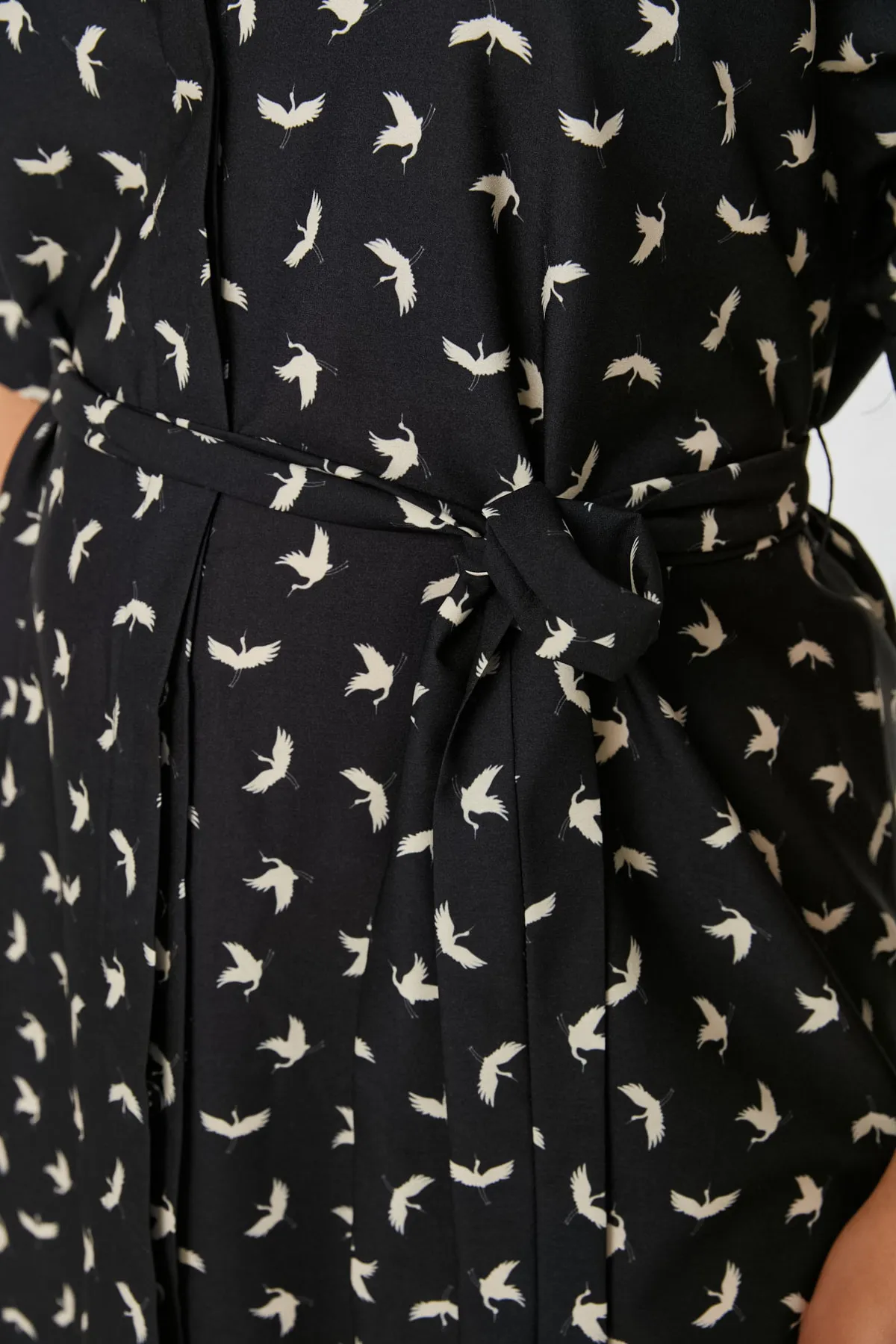 Trendyol Curve  Schwarz gemustertes, gewebtes Kleid mit Schlitz und Gürtel TBSSS22EL1582