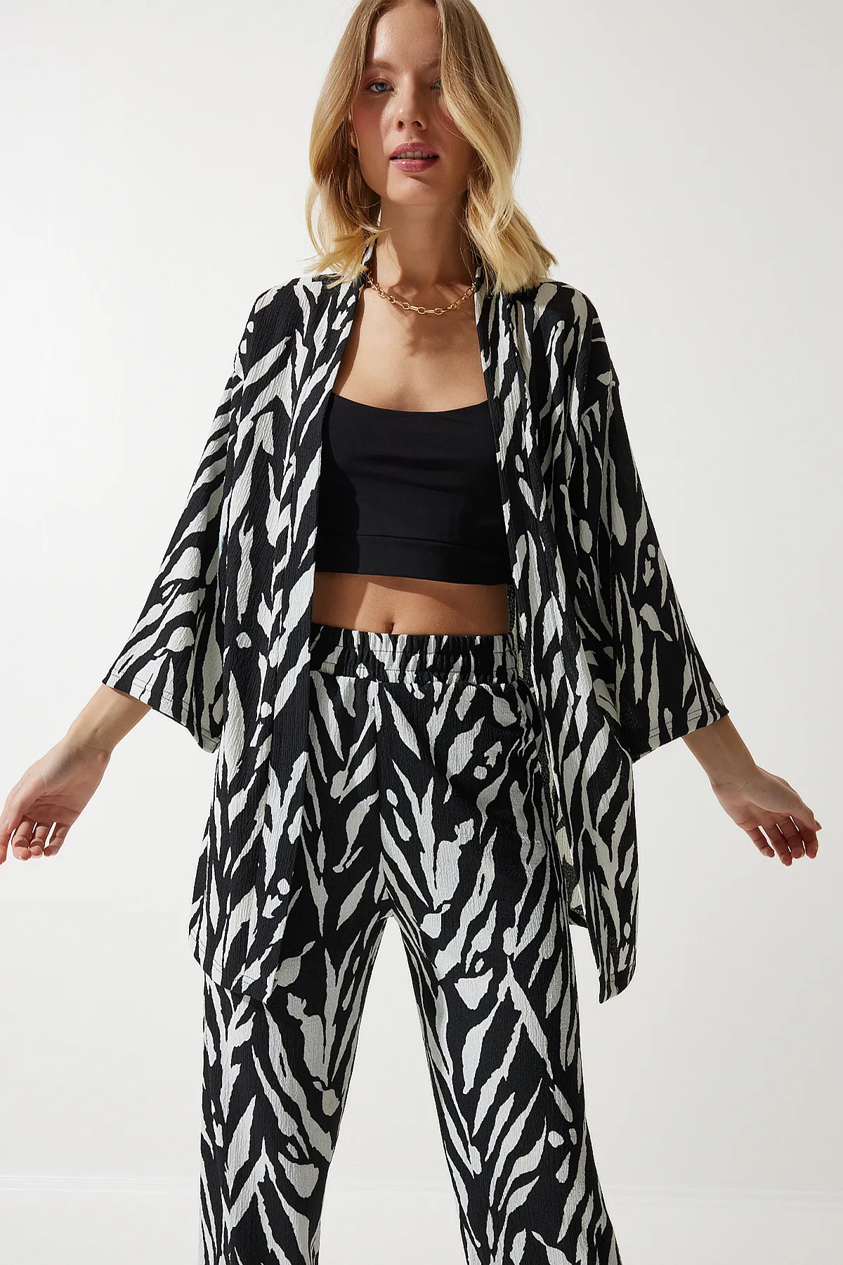 Happiness İstanbul  Schwarz gemustertes Kimono-Hosen-Strickset für Damen BY00054