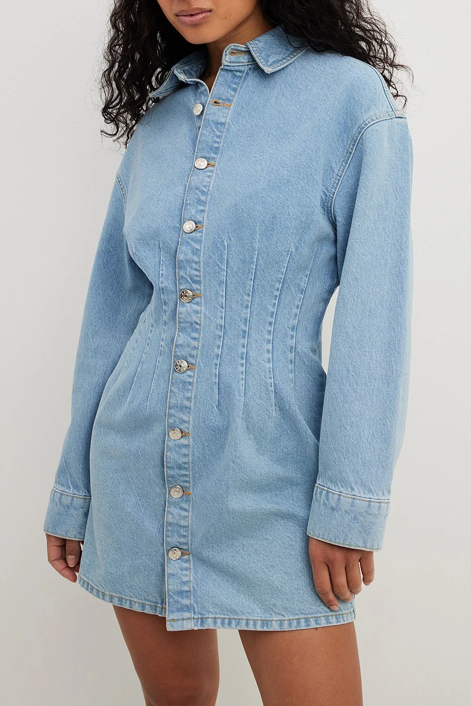 Minikleid aus Denim mit markierter Taille
