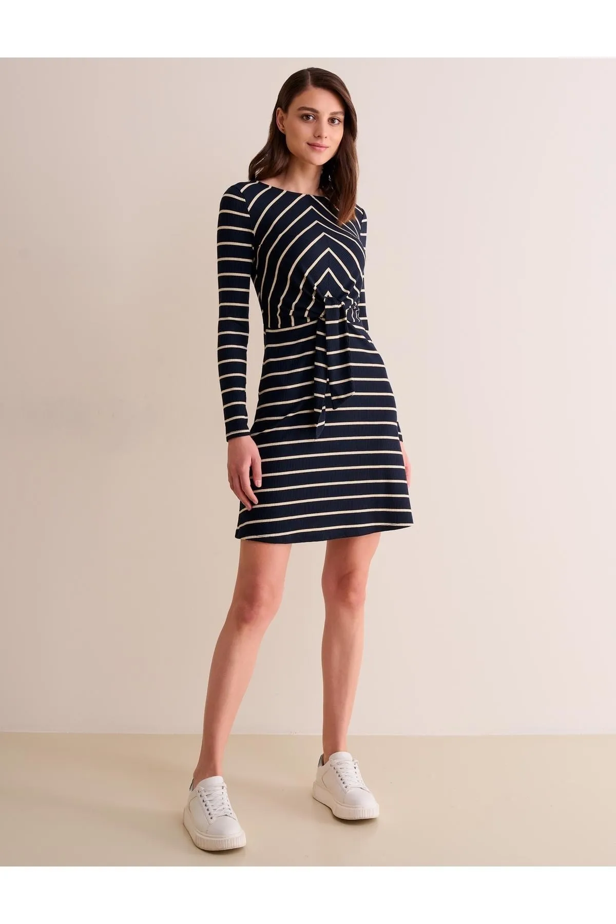 Jimmy Key  Marineblaues, gerade geschnittenes, gemustertes, vorne gebundenes Kleid mit Rundhalsausschnitt für Damen