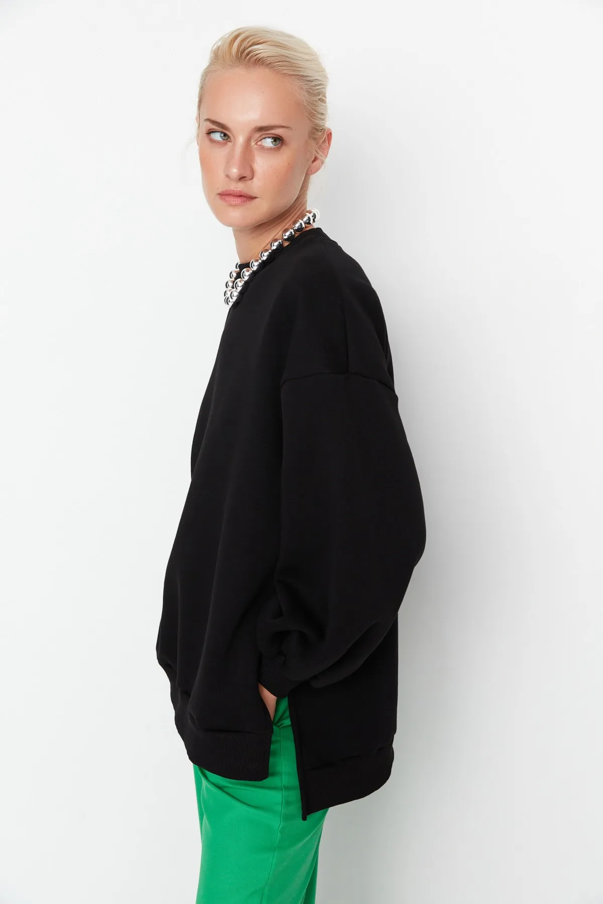 Trendyol Collection  Schwarzes Oversize/Wide Fit Strick-Sweatshirt mit Schlitzdetail innen aus dickem Fleece TWOAW23SW00195