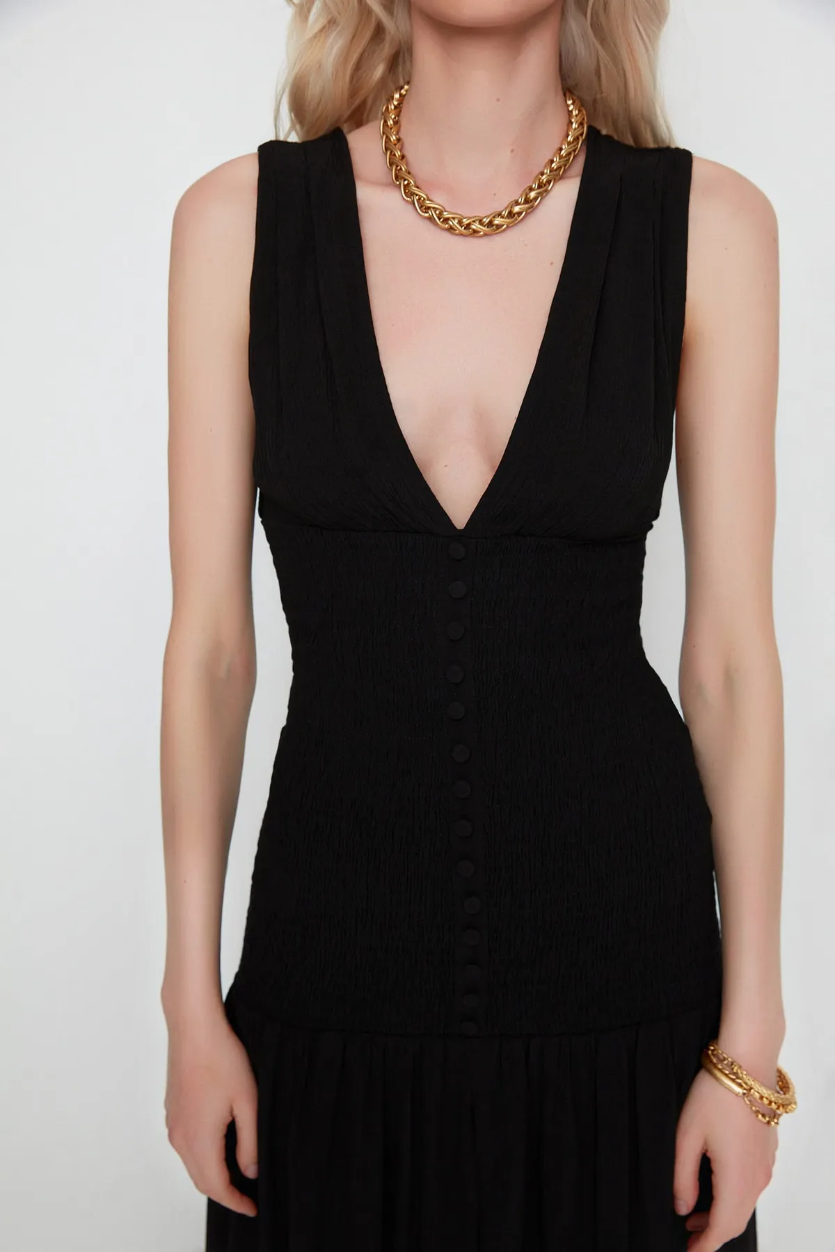 Trendyol Collection  X Moeva Black GiPeli Slit Detailliertes Viskose-Strandkleid tbess22el3173