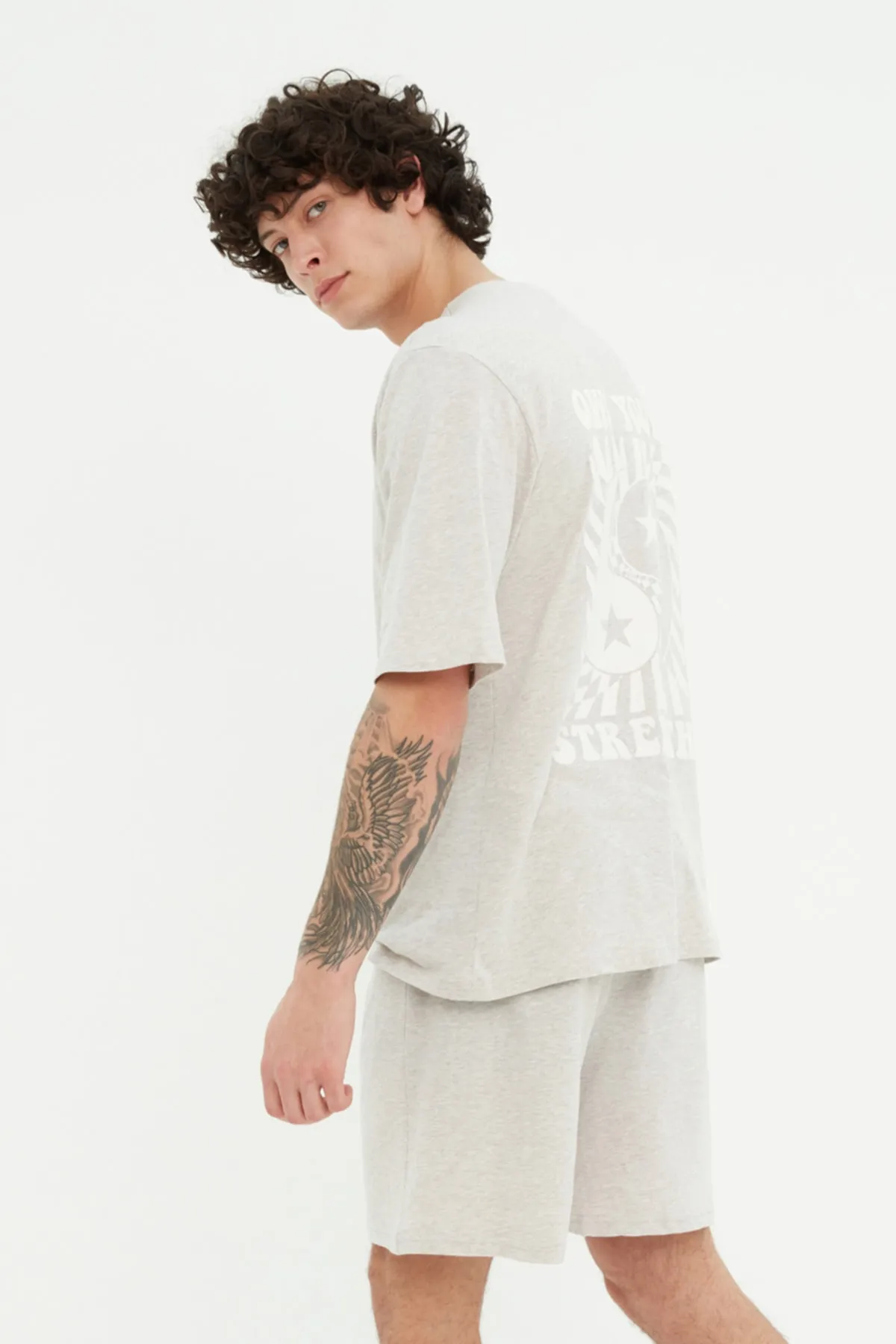 Trendyol Collection  Graues gestricktes Unisex-Pyjama-Set mit T-Shirt-Shorts und Slogan-Aufdruck aus 100 % Baumwolle THMSS22PT0694