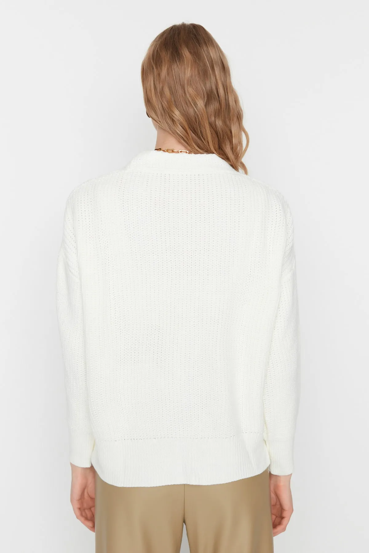 Trendyol Collection  Ecrufarbene Strickjacke mit V-Ausschnitt und weiter Passform TWOAW20HI0215
