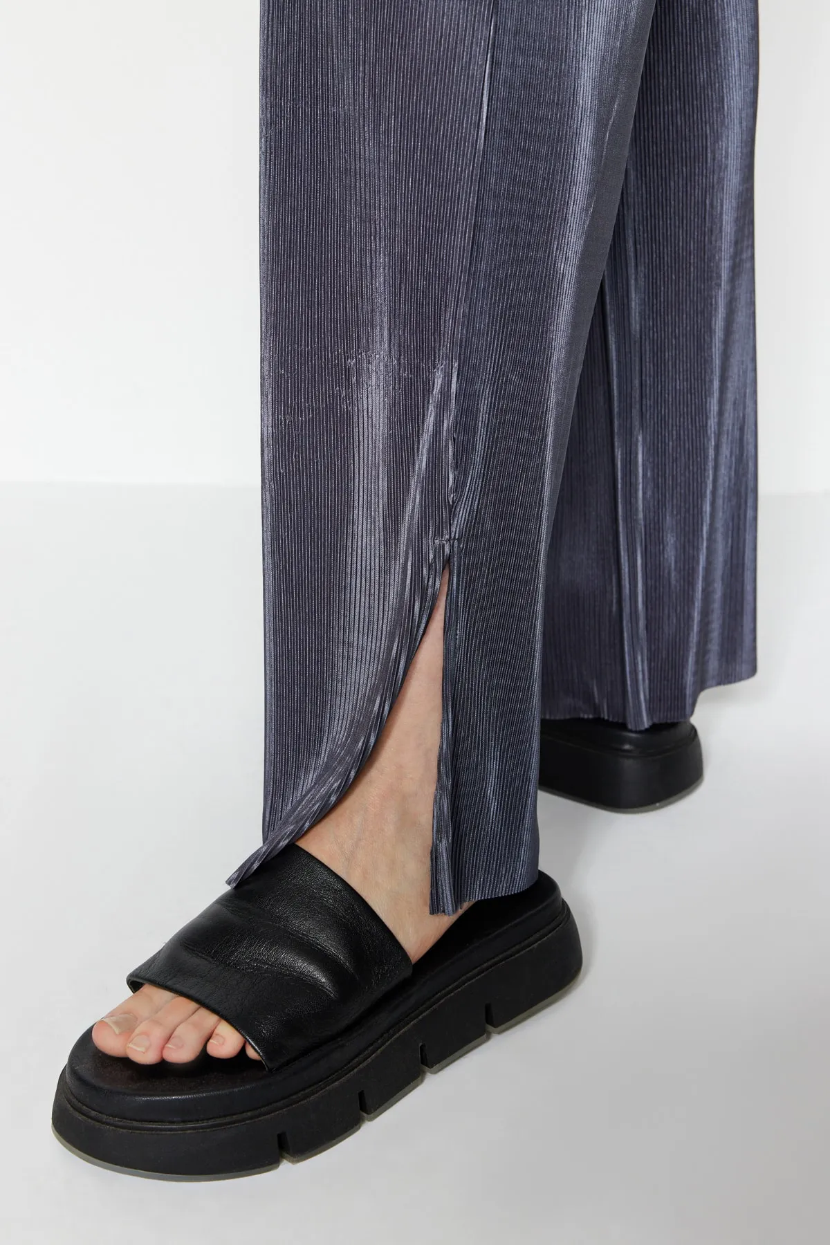 Trendyol Collection  Anthrazitfarbene, plissierte, geschlitzte, detaillierte, elastische Taille, bequemer Schnitt, Strickhose mit hoher Taille TWOSS23PL00108