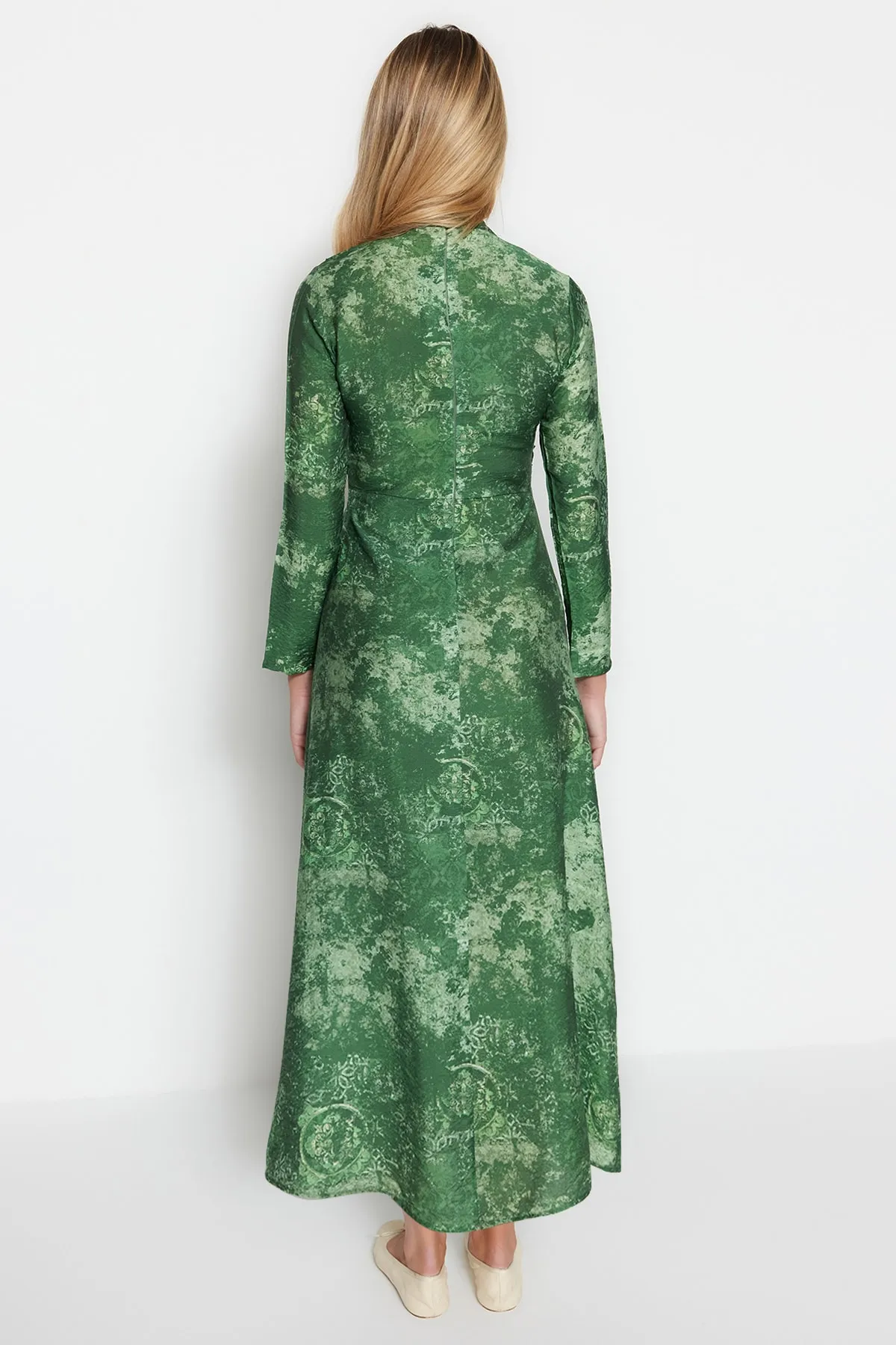 Trendyol Modest  Grünes gemustertes, zweireihiges, detailliert gewebtes Kleid mit Kragen TCTSS23EB00225