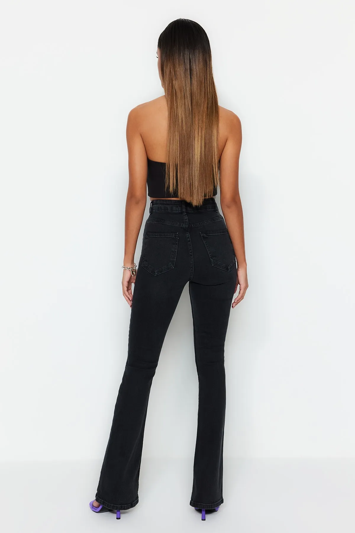 Trendyol Collection  Schwarze Schlagjeans mit hoher Taille TWOSS23JE00063