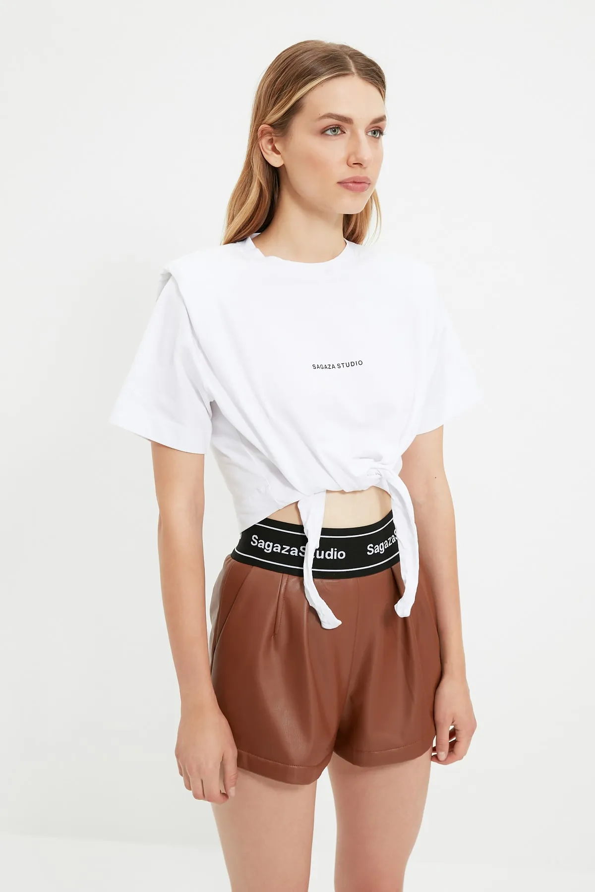 Trendyol Collection  X Sagaza Studio Strick-T-Shirt mit weißem Slogan TPRAW22TS0214