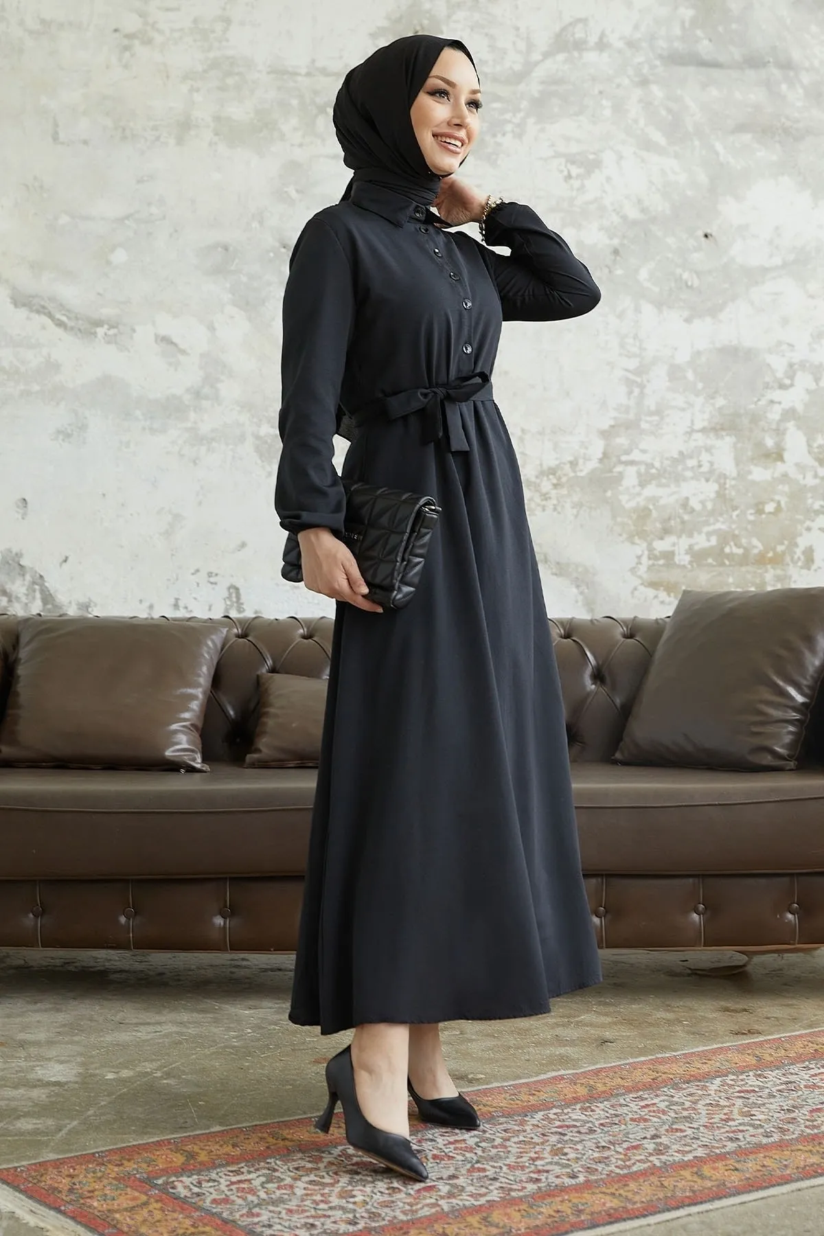 InStyle  Alerya Kleid mit Gürtel und Knöpfen – Schwarz