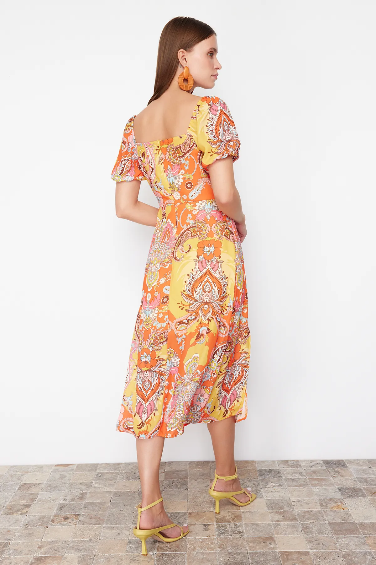 Trendyol Collection  Oranges gemustertes gewebtes Midikleid mit quadratischem Ausschnitt und Schlitz TWOSS23EL01846