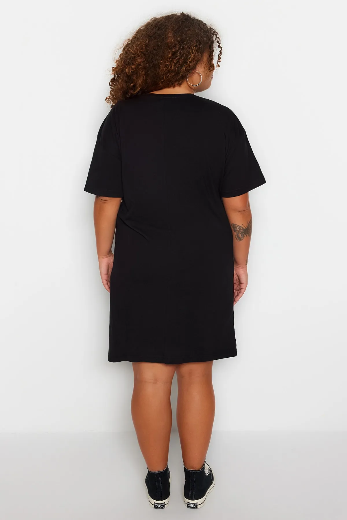 Trendyol Curve  Schwarzes bedrucktes T-Shirt-Strickkleid mit Rundhalsausschnitt TBBSS23AH00162