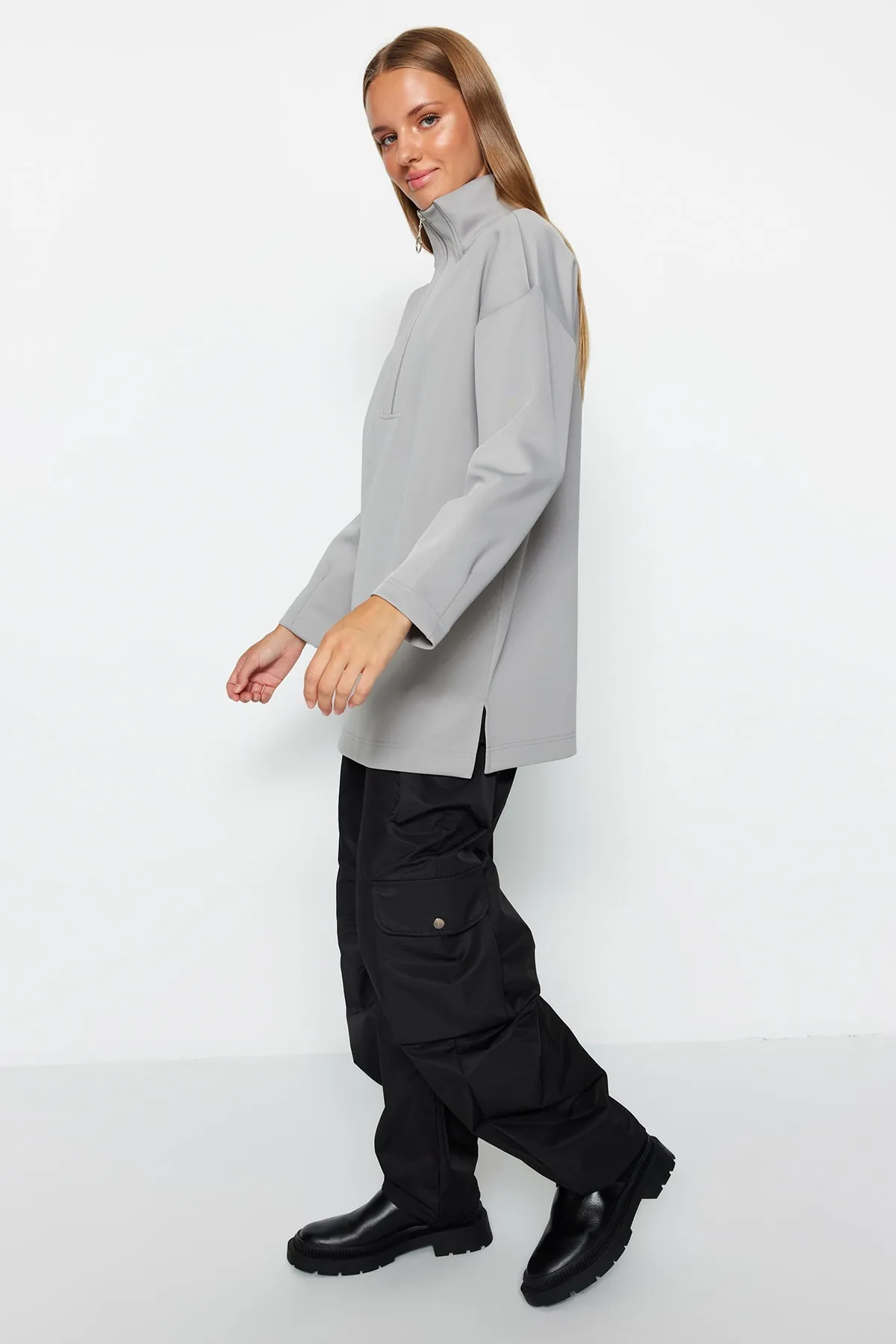 Trendyol Modest  Graues, schlicht gestricktes Taucher-/Scuba-Sweatshirt mit Reißverschluss und detailliertem Ausschnitt TCTAW23TW00198
