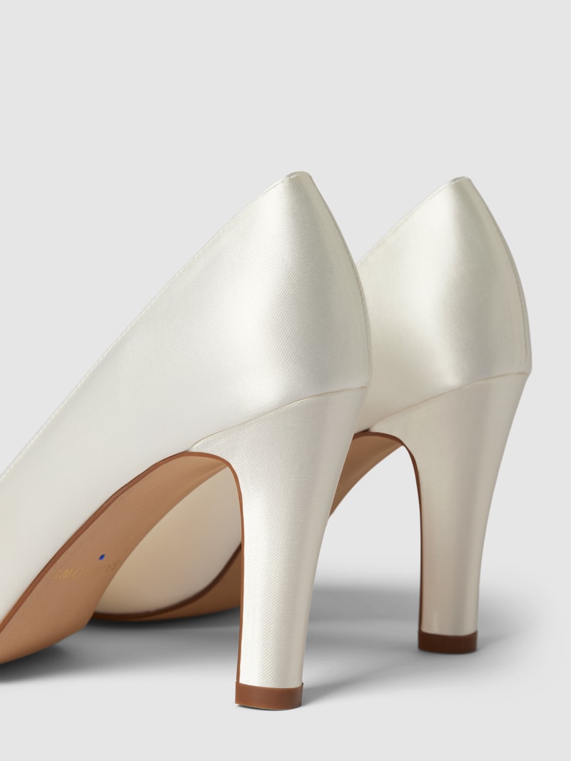 Pumps mit spitzer Form Modell 'FERA' in offwhite